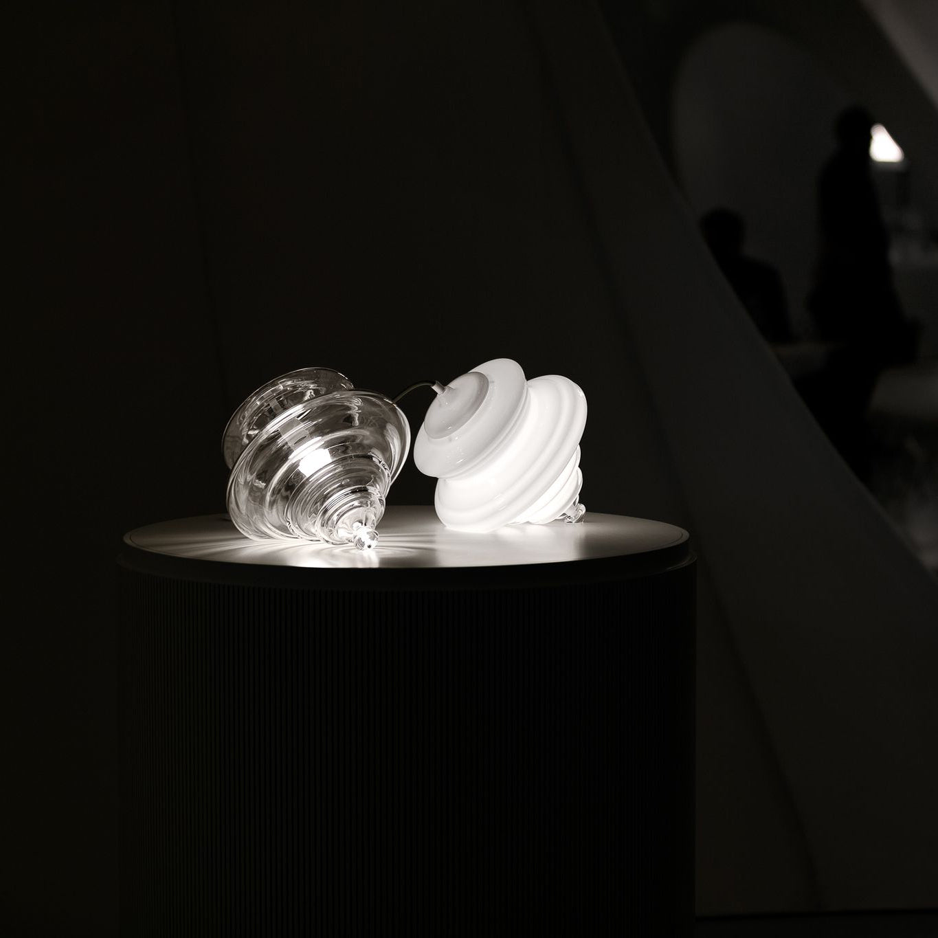 Hanglamp Geïnspireerd op Metropolitan Opera met Vloeiende Silhouet – Handgemaakt Glas in Transparant, Opaal of Amber – Verstelbare Draad 150 cm | Sansoti
