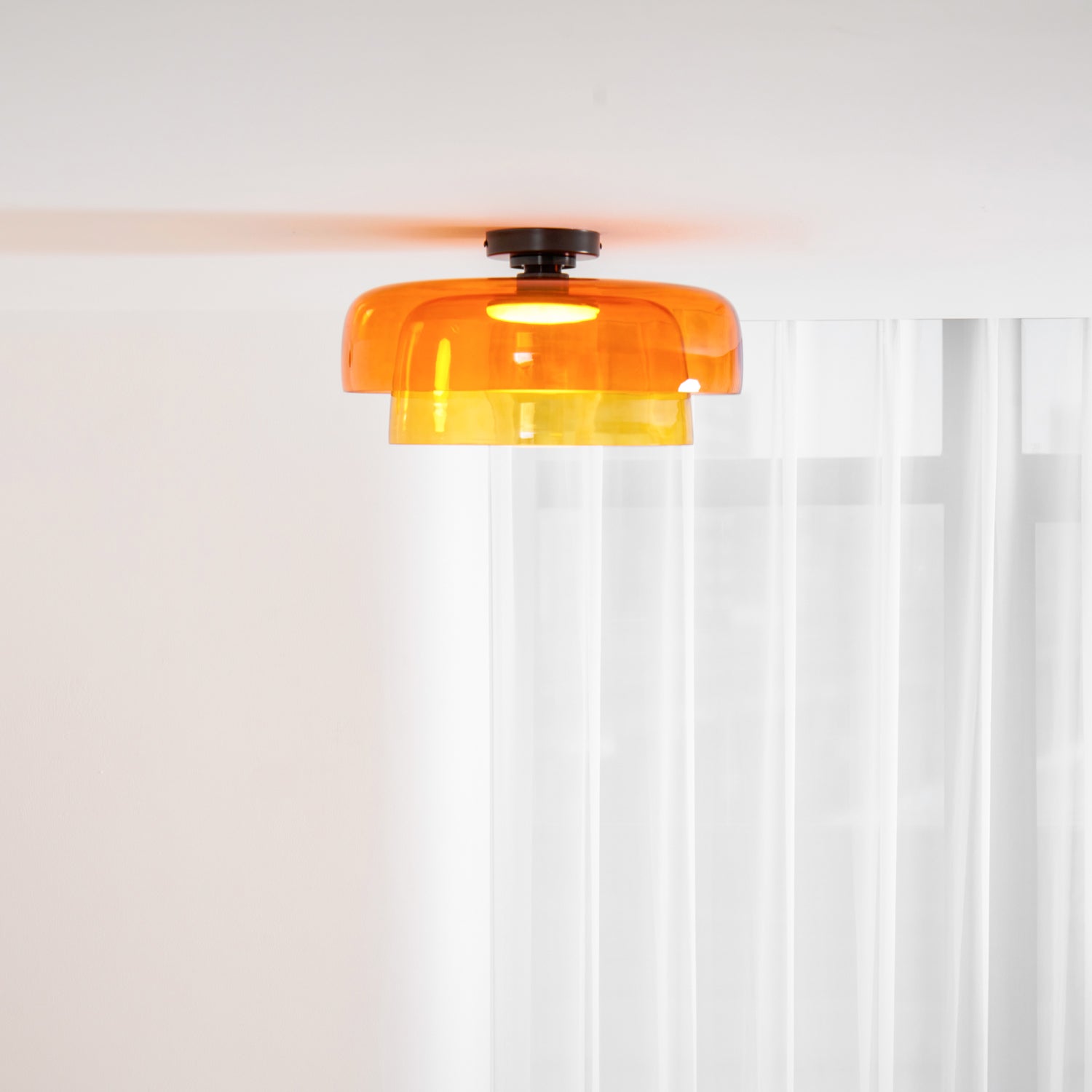 Lagen Plafondlamp met Glazen Schijven | Warm Getint Glas | Scandinavische Elegantie | Subtiel Gelaagd Licht | Moderne Plafondverlichting | Dimbare Versie Beschikbaar | Design Plafondlamp | Meerlaags Glasdesign | Natuurlijk Lichtgevoel | Sansoti