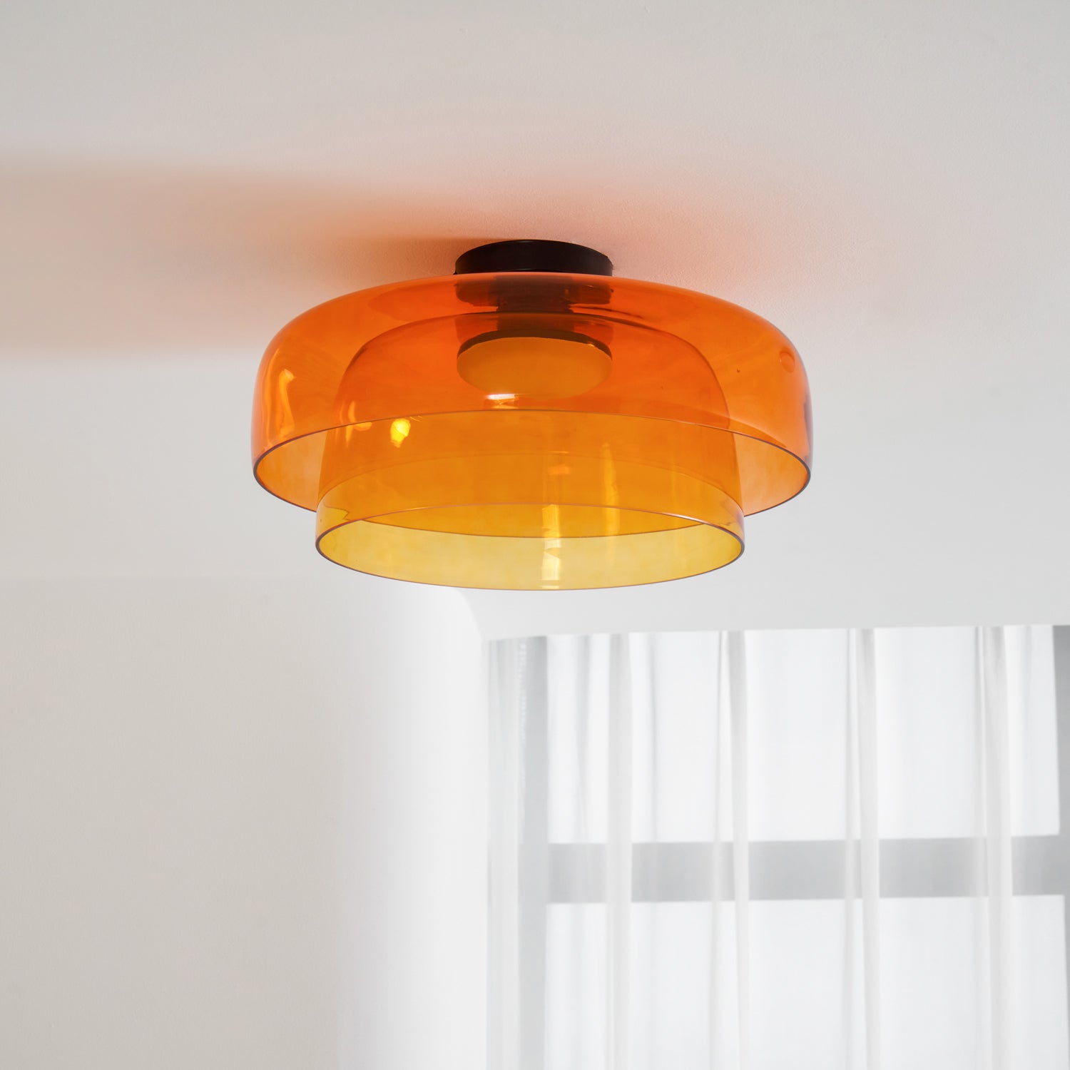 Lagen Plafondlamp met Glazen Schijven | Warm Getint Glas | Scandinavische Elegantie | Subtiel Gelaagd Licht | Moderne Plafondverlichting | Dimbare Versie Beschikbaar | Design Plafondlamp | Meerlaags Glasdesign | Natuurlijk Lichtgevoel | Sansoti