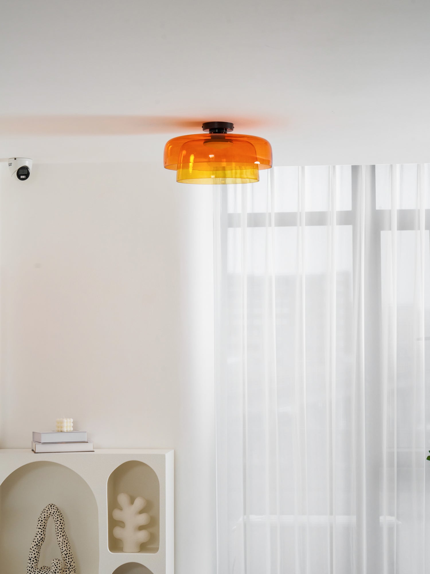 Lagen Plafondlamp met Glazen Schijven | Warm Getint Glas | Scandinavische Elegantie | Subtiel Gelaagd Licht | Moderne Plafondverlichting | Dimbare Versie Beschikbaar | Design Plafondlamp | Meerlaags Glasdesign | Natuurlijk Lichtgevoel | Sansoti