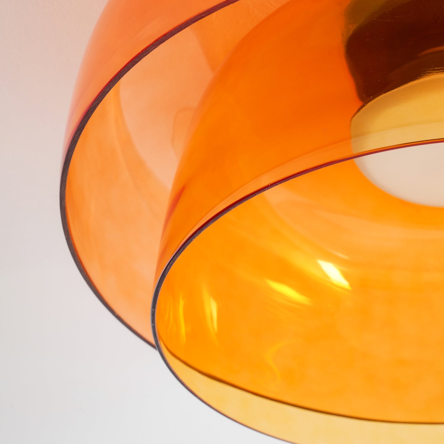 Lagen Plafondlamp met Glazen Schijven | Warm Getint Glas | Scandinavische Elegantie | Subtiel Gelaagd Licht | Moderne Plafondverlichting | Dimbare Versie Beschikbaar | Design Plafondlamp | Meerlaags Glasdesign | Natuurlijk Lichtgevoel | Sansoti