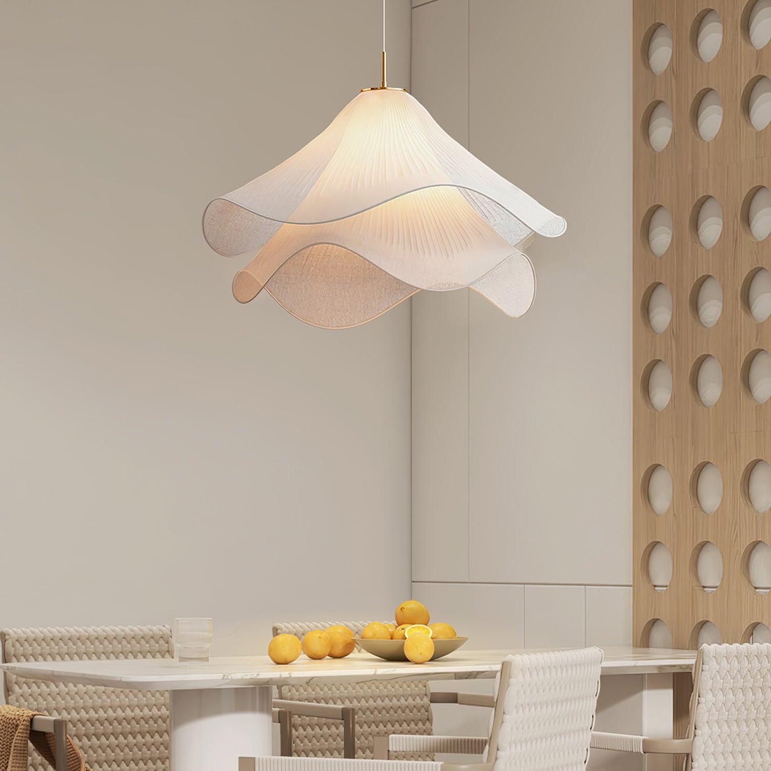 Hanglamp Gelaagde Plissé Kap — Bloembladachtig Licht Gouden Fitting E26/E27 Dakschuine Montage | Sansoti