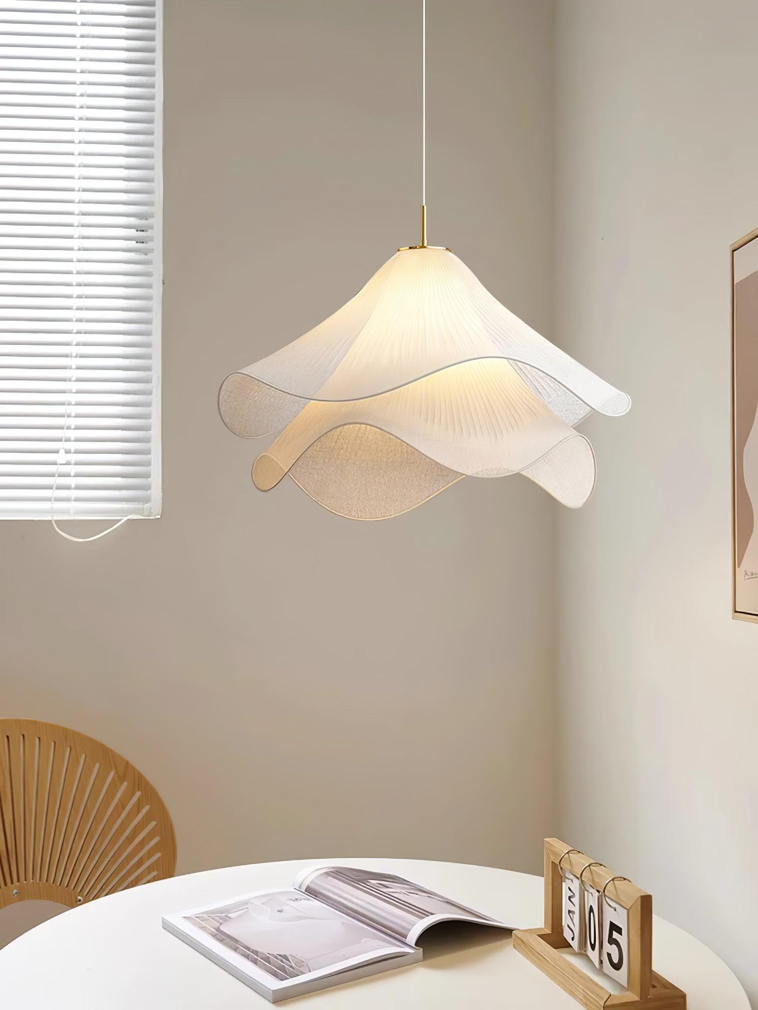 Hanglamp Gelaagde Plissé Kap — Bloembladachtig Licht Gouden Fitting E26/E27 Dakschuine Montage | Sansoti