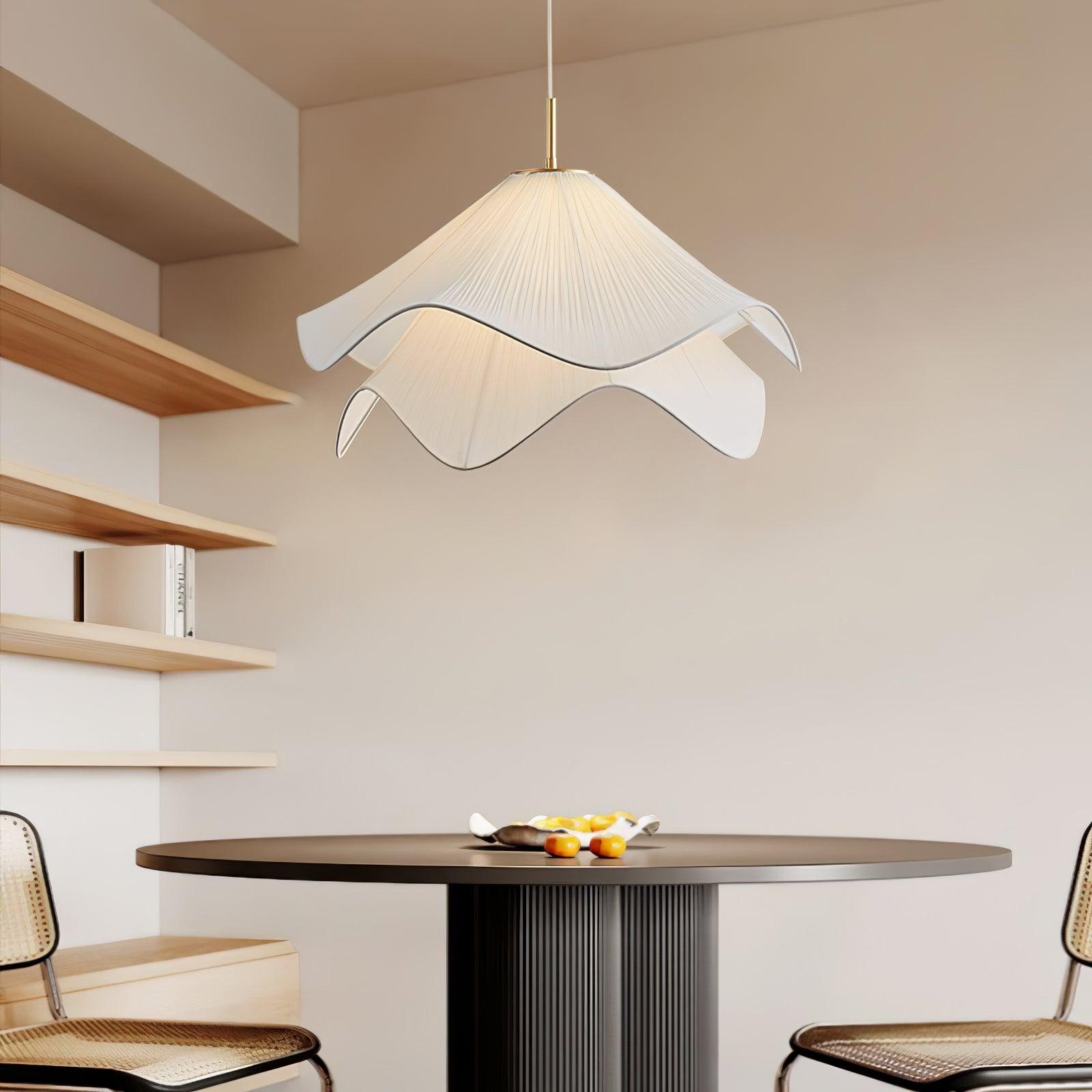 Hanglamp Gelaagde Plissé Kap — Bloembladachtig Licht Gouden Fitting E26/E27 Dakschuine Montage | Sansoti