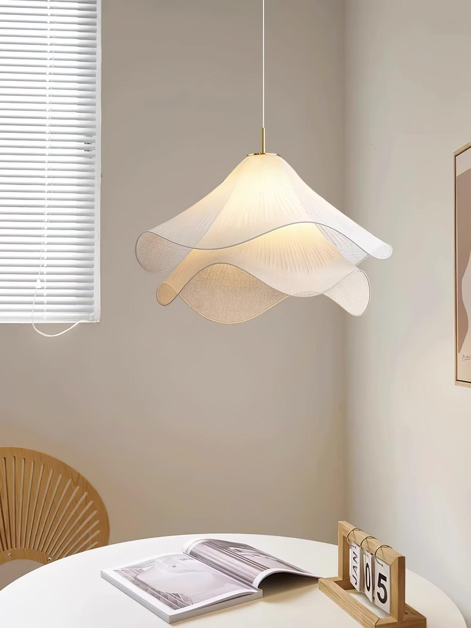 Hanglamp Gelaagde Plissé Kap — Bloembladachtig Licht Gouden Fitting E26/E27 Dakschuine Montage | Sansoti