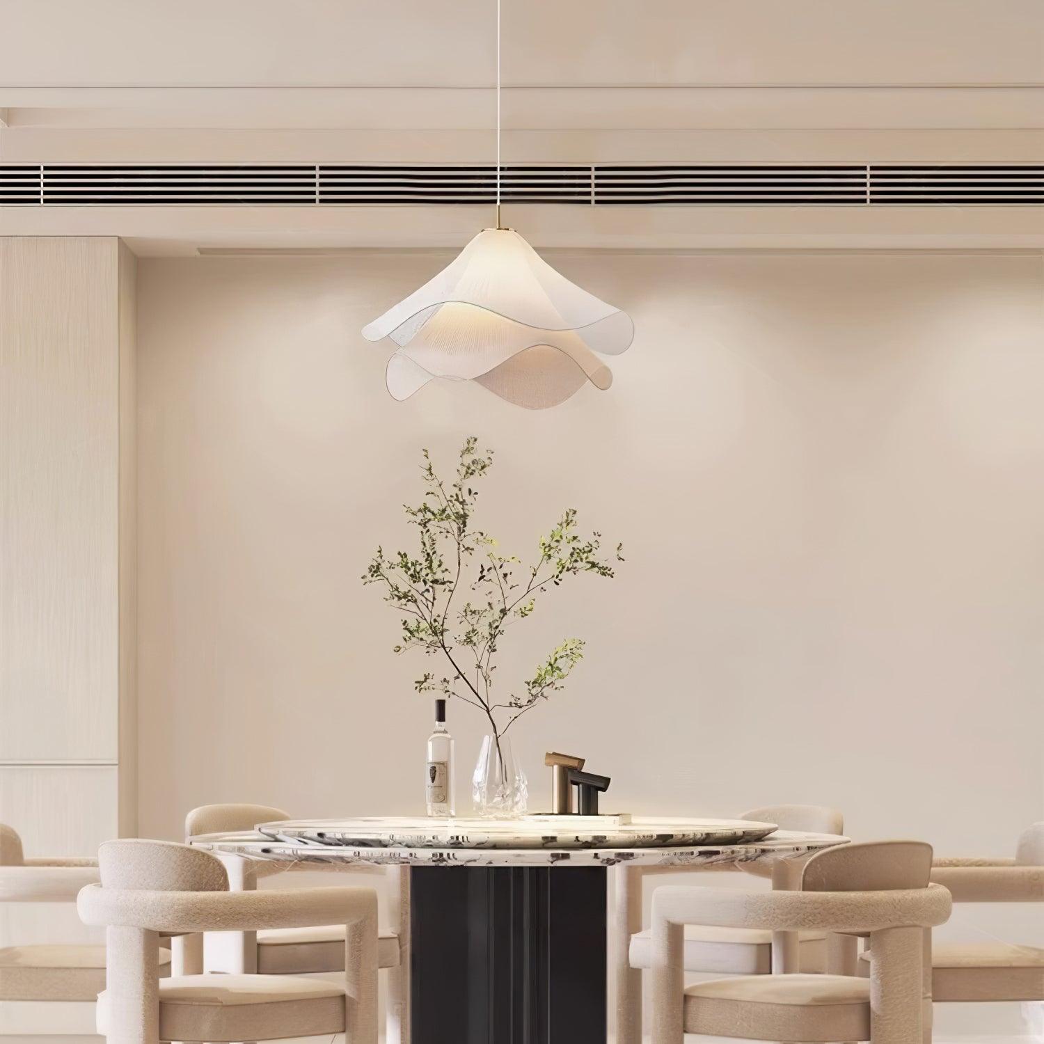 Hanglamp Gelaagde Plissé Kap — Bloembladachtig Licht Gouden Fitting E26/E27 Dakschuine Montage | Sansoti