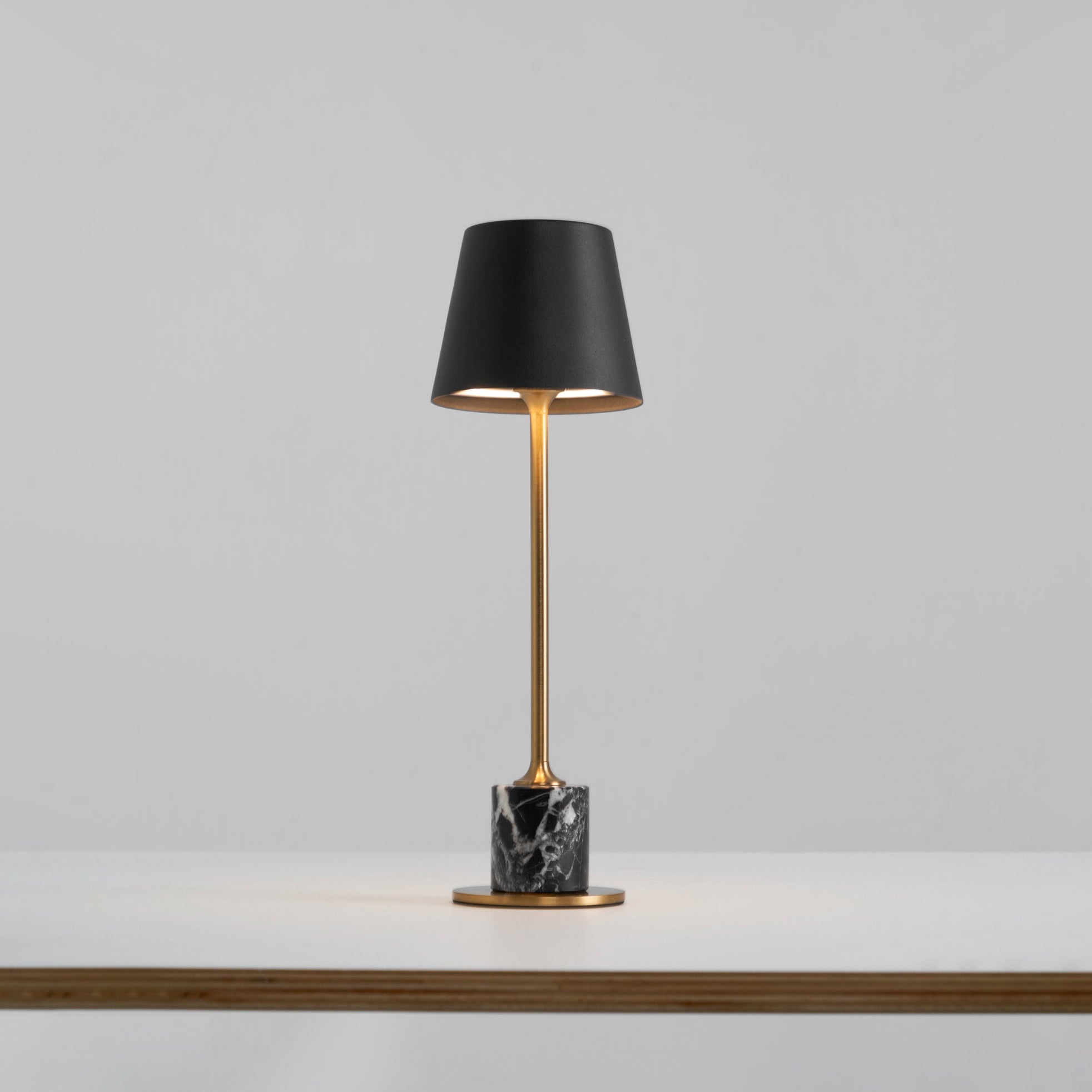 Draagbare Mini Tafellamp op Batterij met Marmeren Voet Ø10cm | Sansoti