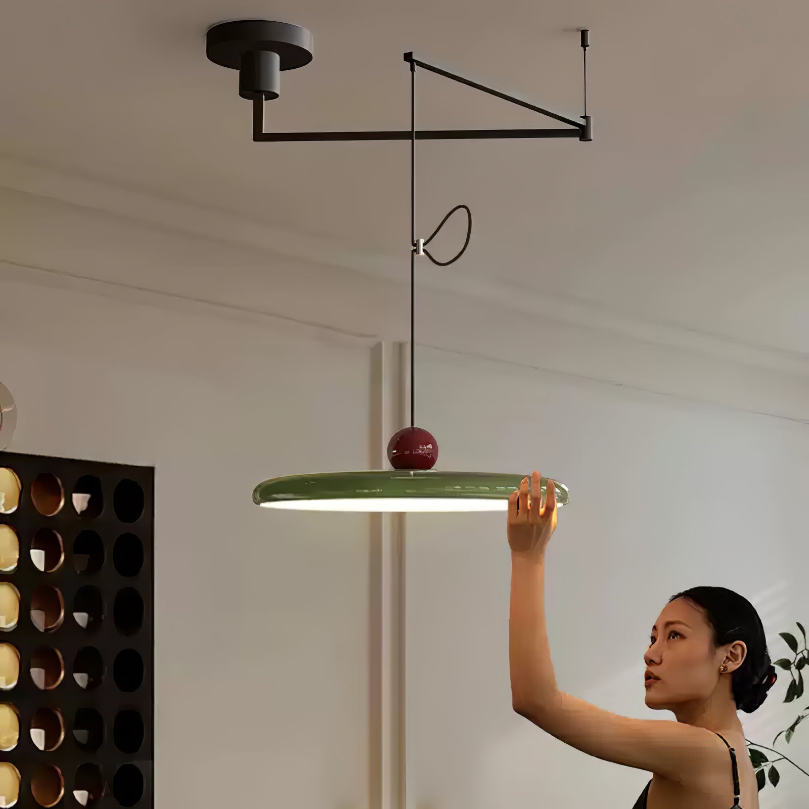 Mid-Century Swing Hanglamp — Kinetisch Design met Zwevende Schijf & Contragewicht | Verstelbare Armlamp voor Moderne Eetkamers en Creatieve Werkruimtes | Integrale LED | Sansoti