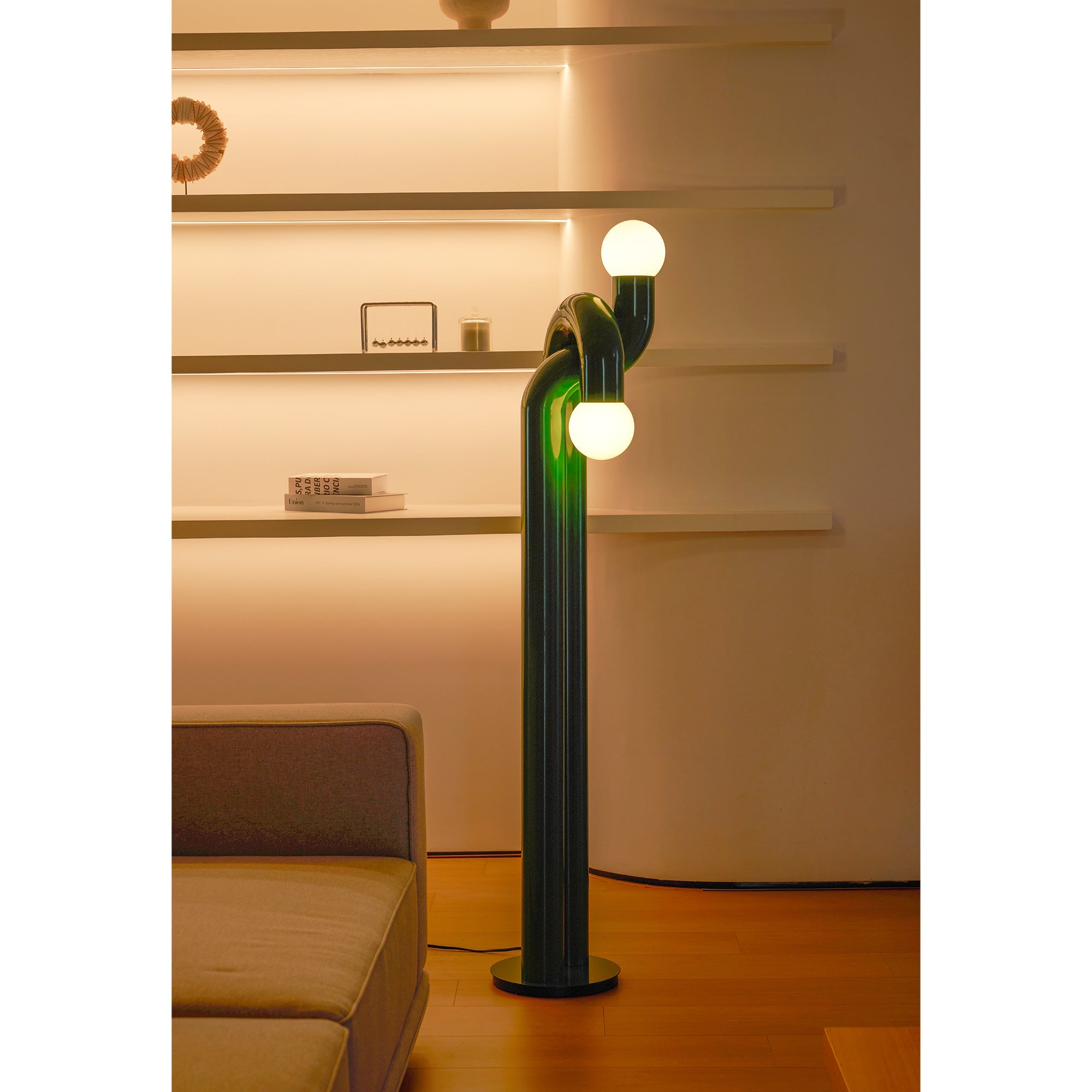 Moderne Staande Boogvorm Lamp met Twee Glazen Bollen – Decoratieve Dubbele Verlichting voor Woonkamer | Sansoti