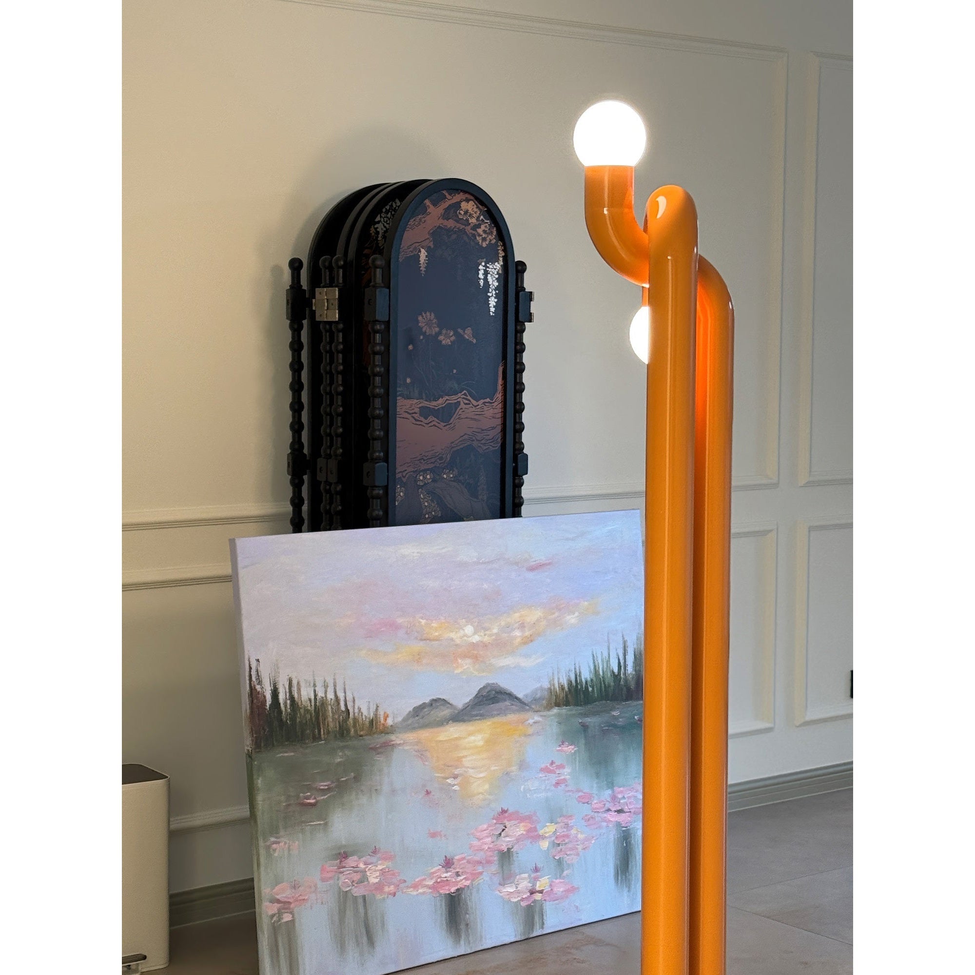 Moderne Staande Boogvorm Lamp met Twee Glazen Bollen – Decoratieve Dubbele Verlichting voor Woonkamer | Sansoti