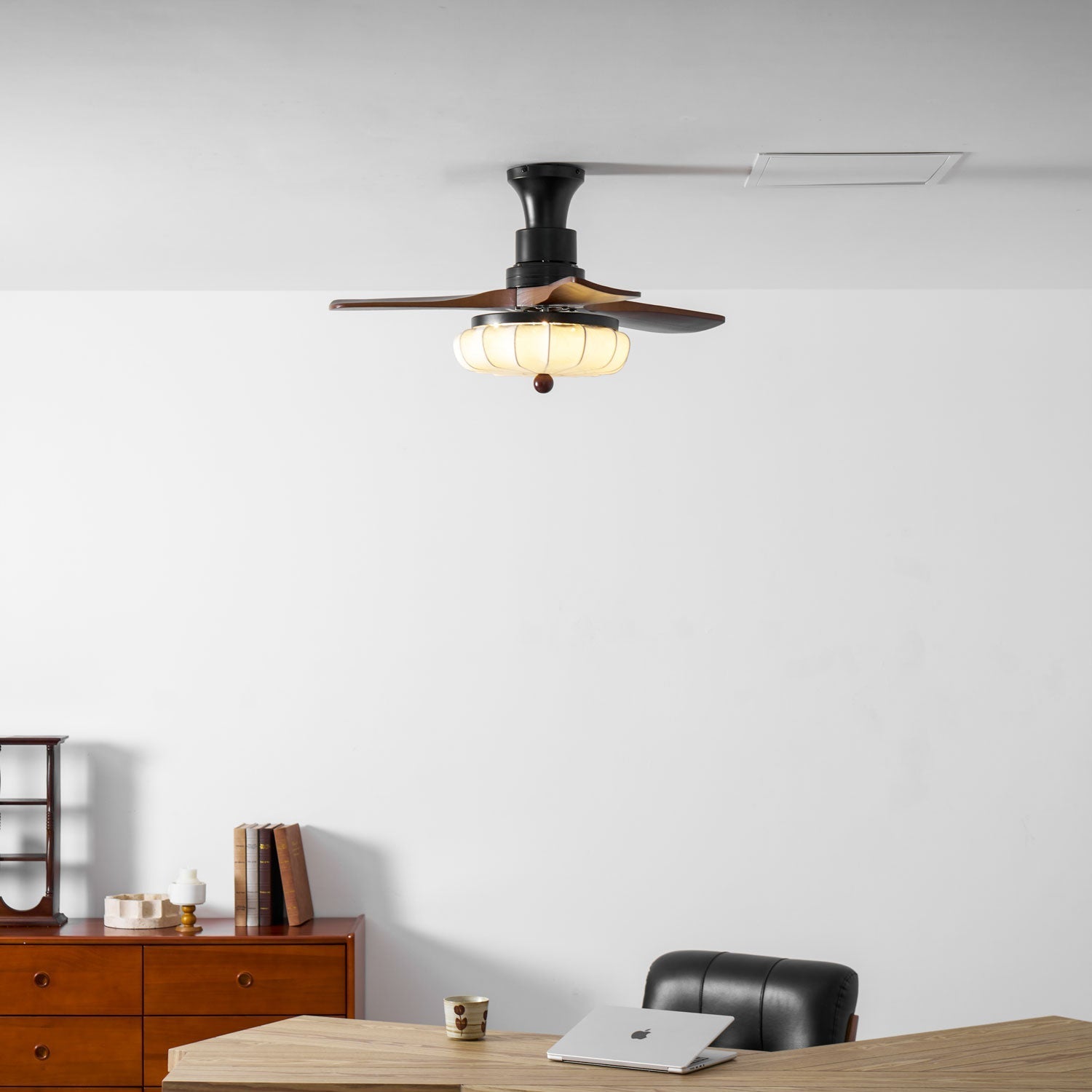 Ventilateur de plafond avec éclairage – Moteur DC – Abat-jour en coton motif lotus – Lames en noyer – Réglable & réversible | Sansoti