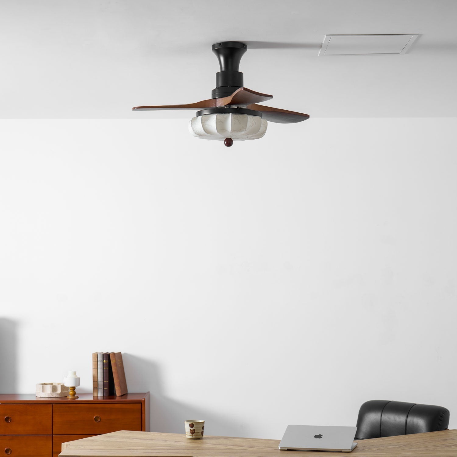 Ventilateur de plafond avec éclairage – Moteur DC – Abat-jour en coton motif lotus – Lames en noyer – Réglable & réversible | Sansoti