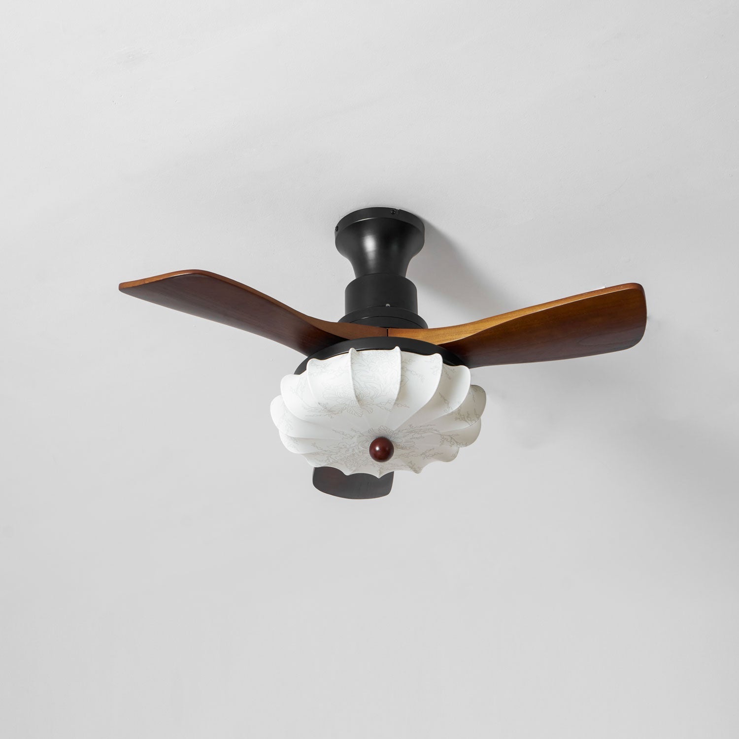 Ventilateur de plafond avec éclairage – Moteur DC – Abat-jour en coton motif lotus – Lames en noyer – Réglable & réversible | Sansoti