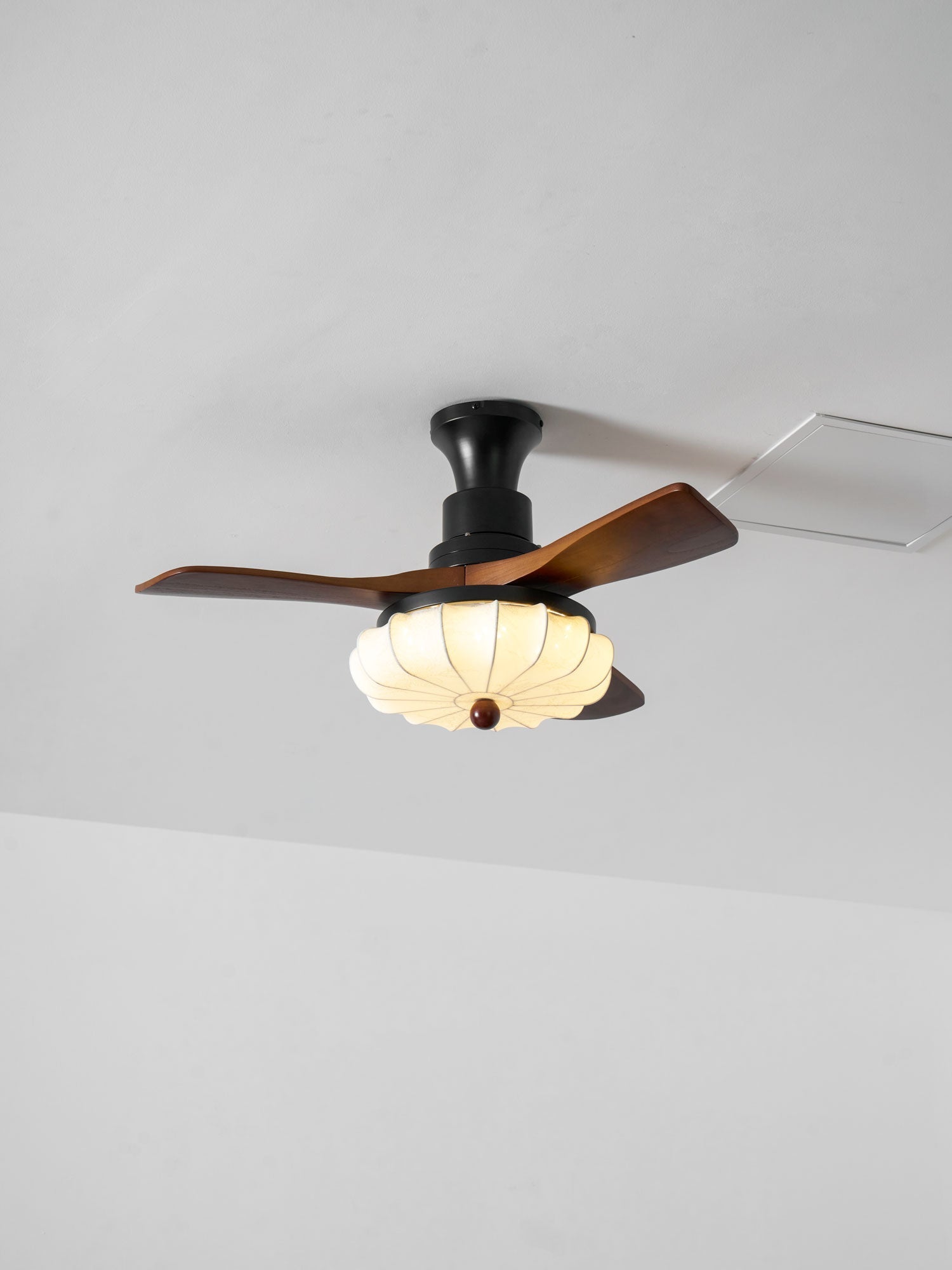 Ventilateur de plafond avec éclairage – Moteur DC – Abat-jour en coton motif lotus – Lames en noyer – Réglable & réversible | Sansoti