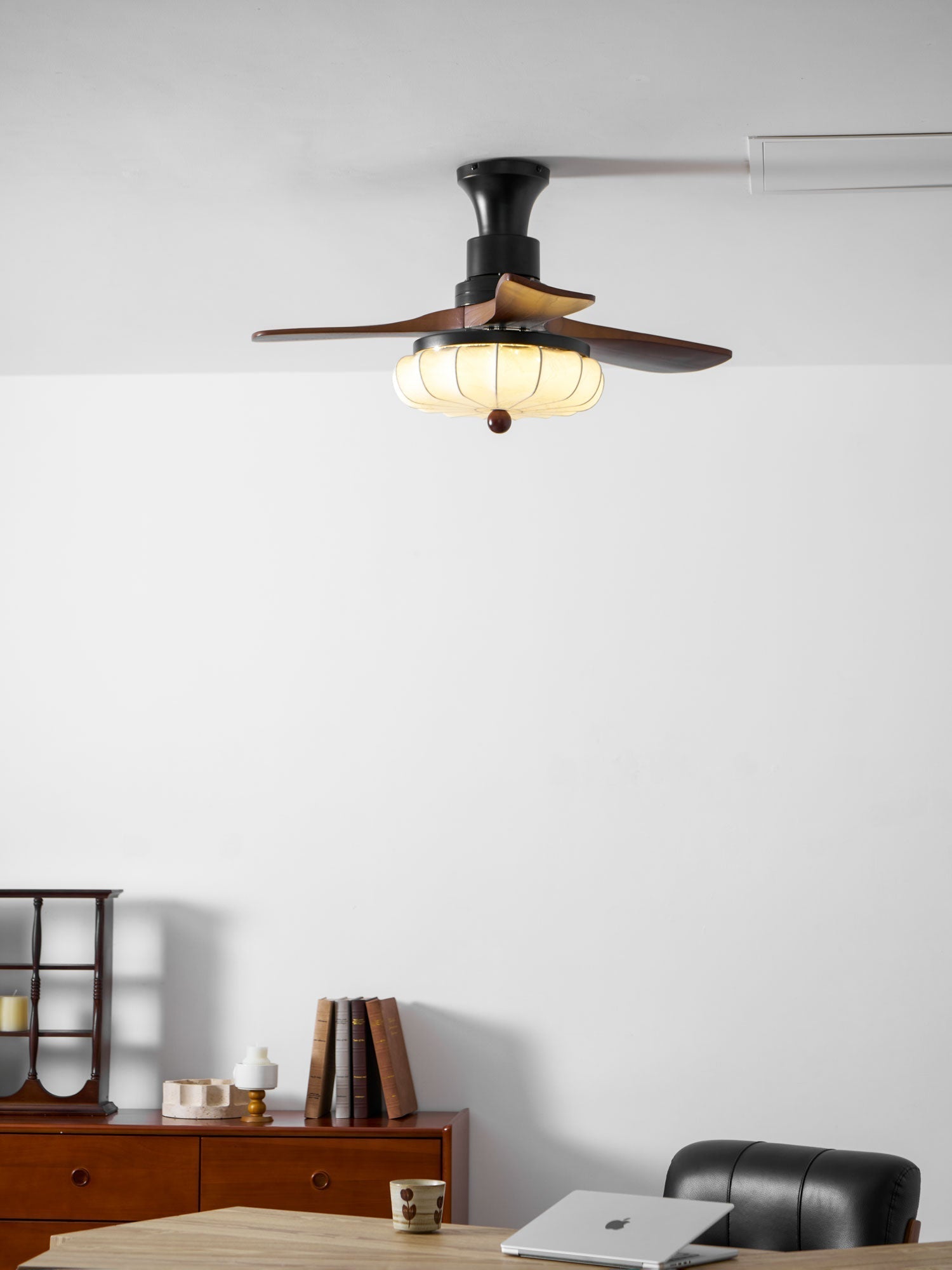 Ventilateur de plafond avec éclairage – Moteur DC – Abat-jour en coton motif lotus – Lames en noyer – Réglable & réversible | Sansoti
