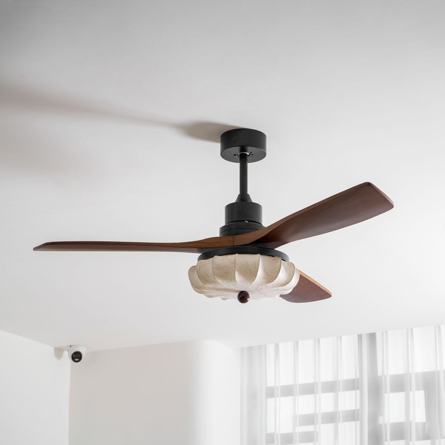 Ventilateur de plafond avec éclairage – Moteur DC – Abat-jour en coton motif lotus – Lames en noyer – Réglable & réversible | Sansoti