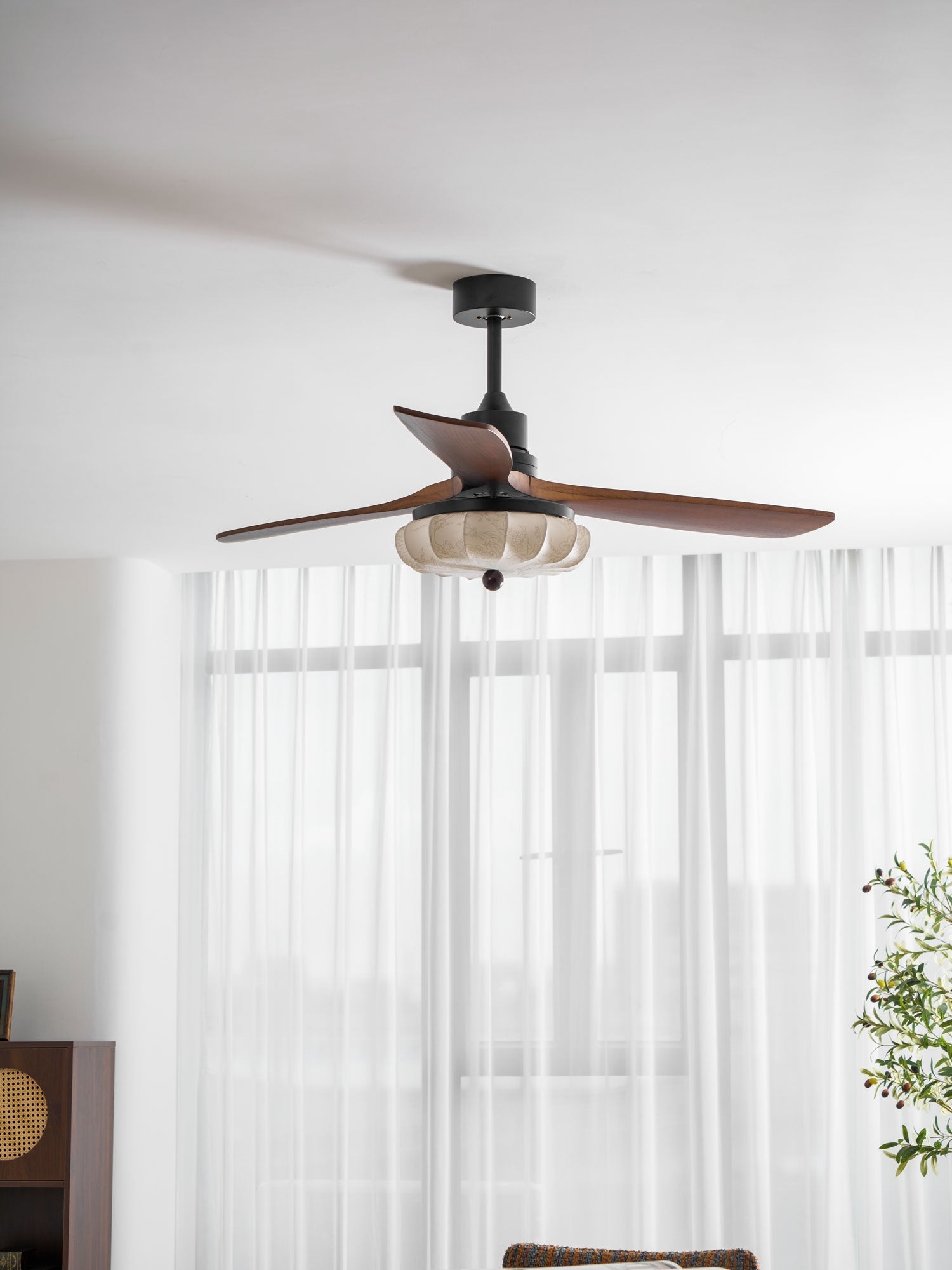 Ventilateur de plafond avec éclairage – Moteur DC – Abat-jour en coton motif lotus – Lames en noyer – Réglable & réversible | Sansoti