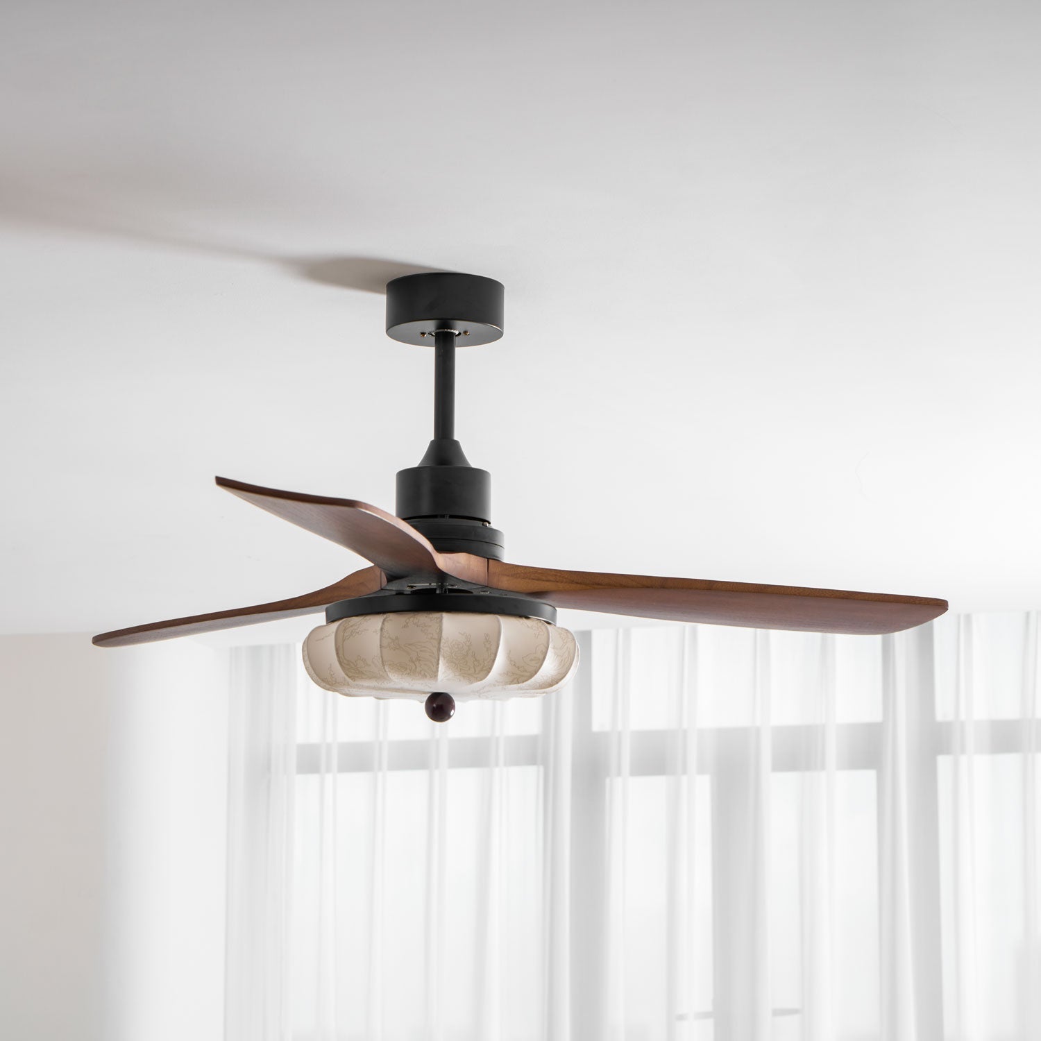 Ventilateur de plafond avec éclairage – Moteur DC – Abat-jour en coton motif lotus – Lames en noyer – Réglable & réversible | Sansoti