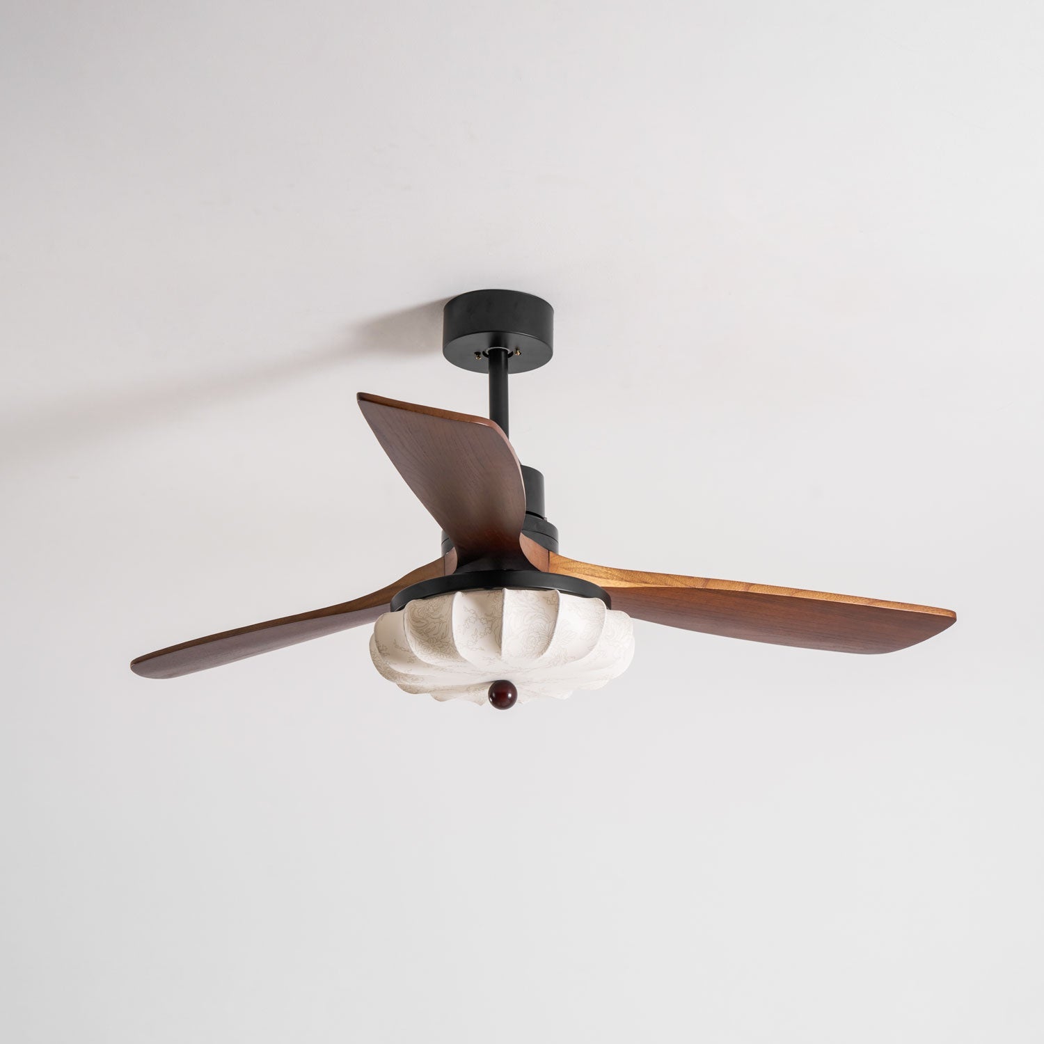 Ventilateur de plafond avec éclairage – Moteur DC – Abat-jour en coton motif lotus – Lames en noyer – Réglable & réversible | Sansoti