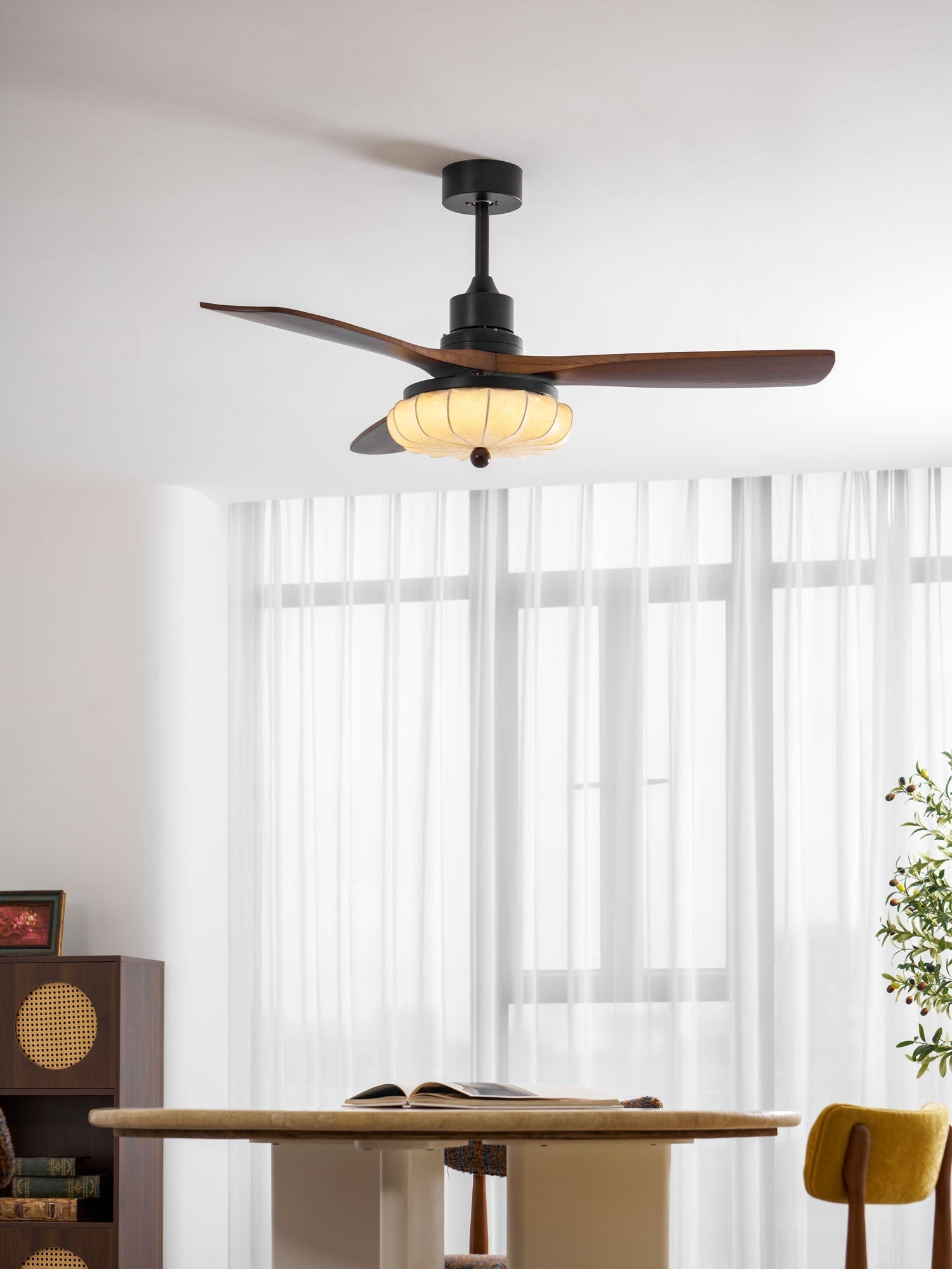 Ventilateur de plafond avec éclairage – Moteur DC – Abat-jour en coton motif lotus – Lames en noyer – Réglable & réversible | Sansoti