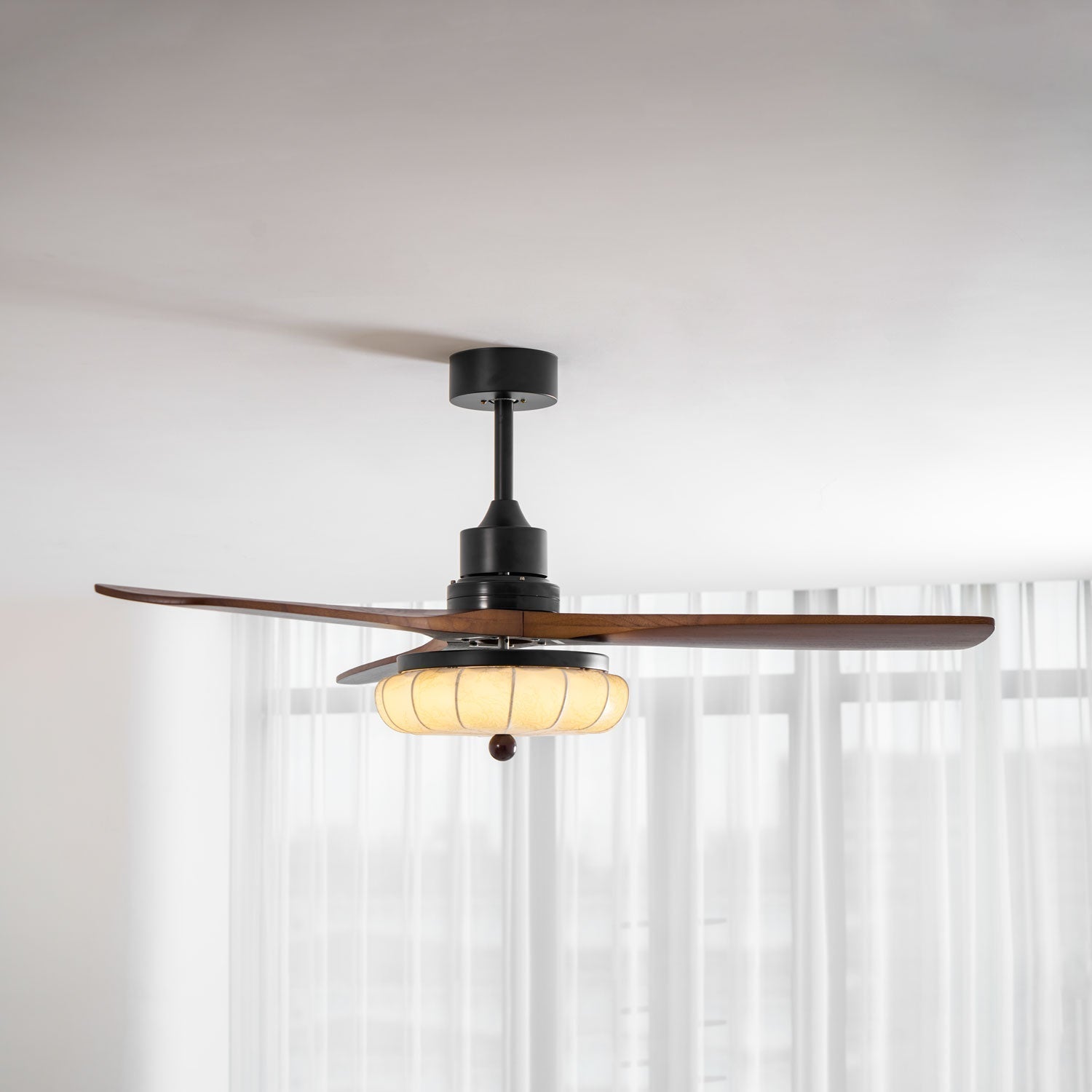 Ventilateur de plafond avec éclairage – Moteur DC – Abat-jour en coton motif lotus – Lames en noyer – Réglable & réversible | Sansoti