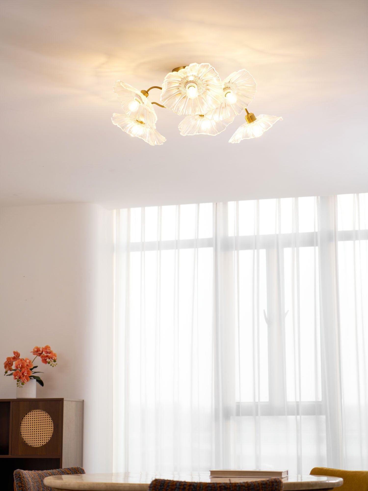 Glazen Plafondlamp met Bladmotief – 3, 5 of 6 Lichtpunten – Gouden Armatuur met Helder of Roze Matglas | Sansoti