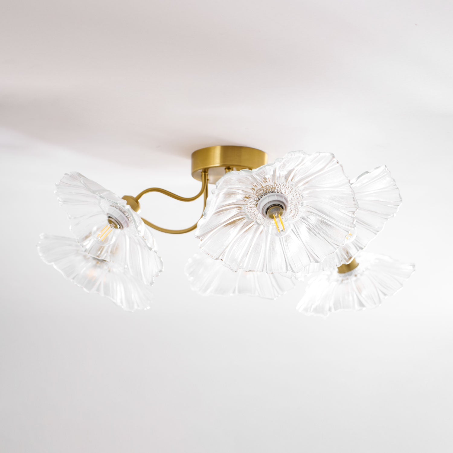 Glazen Plafondlamp met Bladmotief – 3, 5 of 6 Lichtpunten – Gouden Armatuur met Helder of Roze Matglas | Sansoti