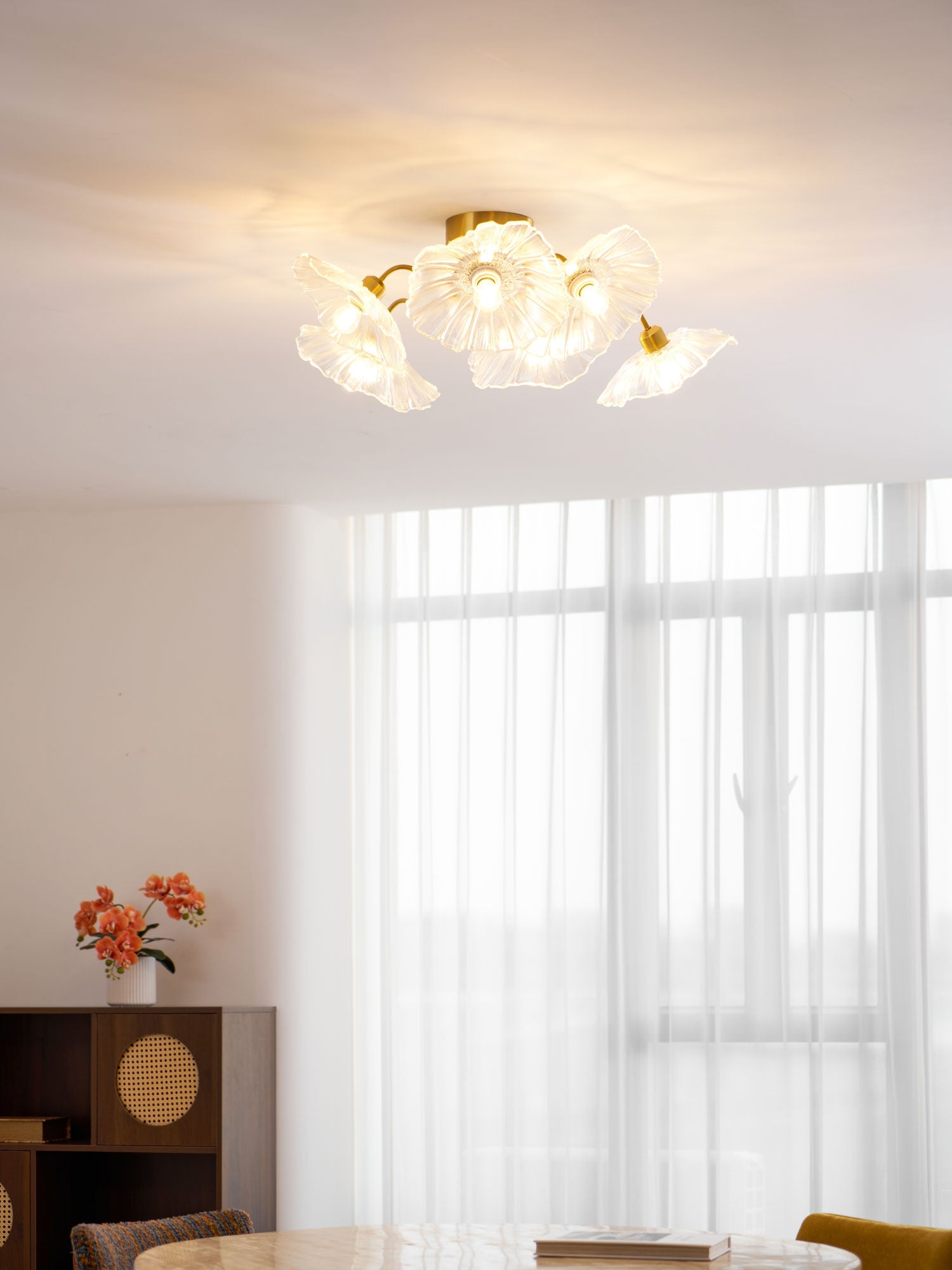 Glazen Plafondlamp met Bladmotief – 3, 5 of 6 Lichtpunten – Gouden Armatuur met Helder of Roze Matglas | Sansoti