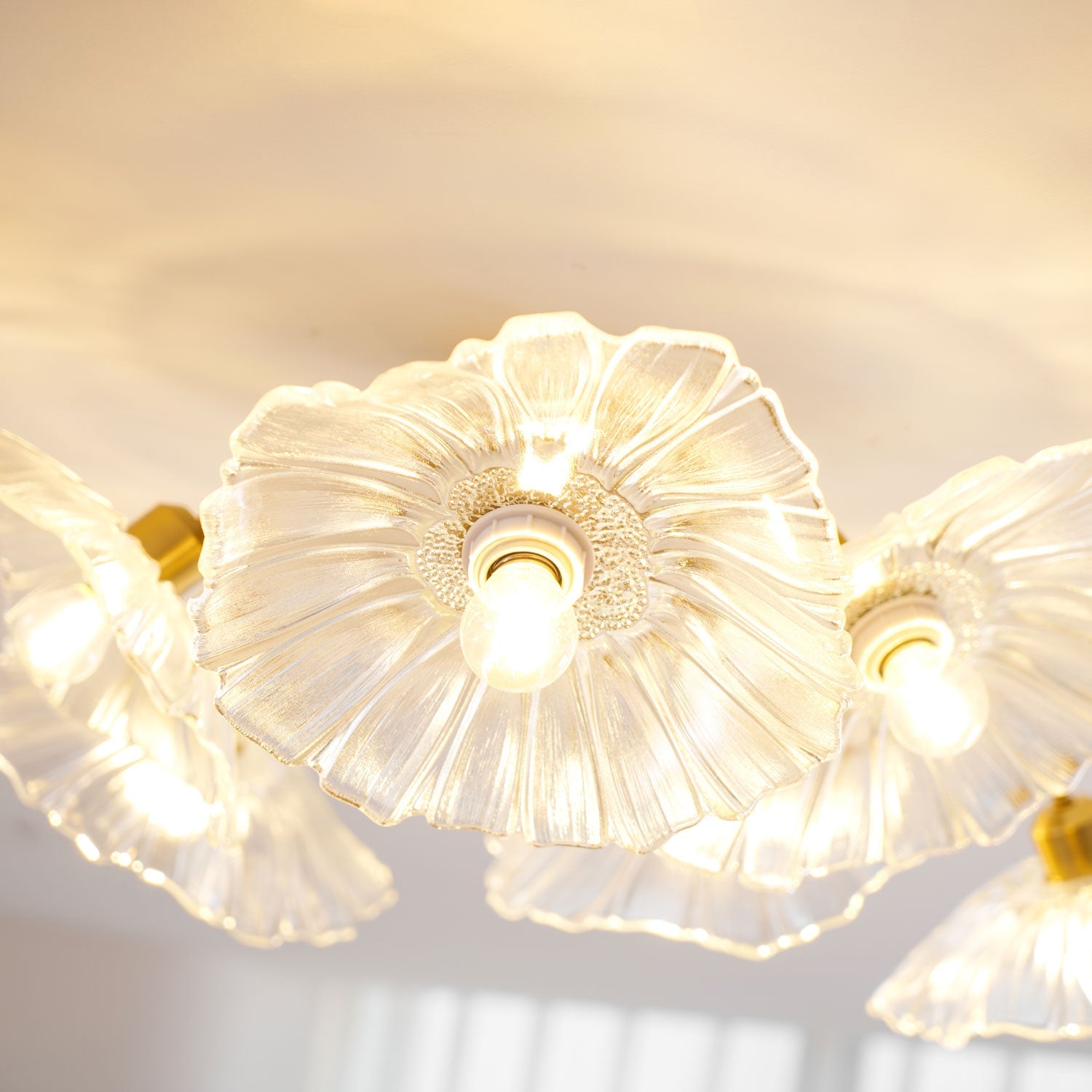 Glazen Plafondlamp met Bladmotief – 3, 5 of 6 Lichtpunten – Gouden Armatuur met Helder of Roze Matglas | Sansoti