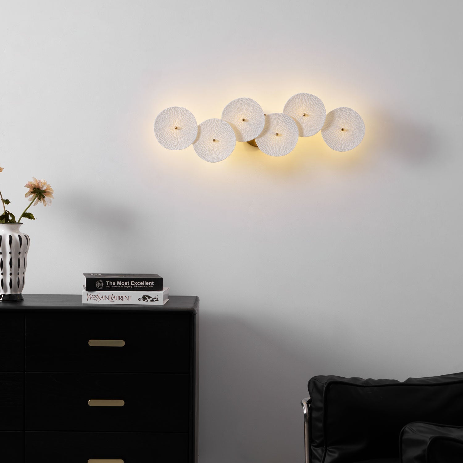 Keramische Lotusbloem Wandlamp met Gouden Armatuur – Cascade Lichteffect voor Stijlvolle Verlichting | Sansoti