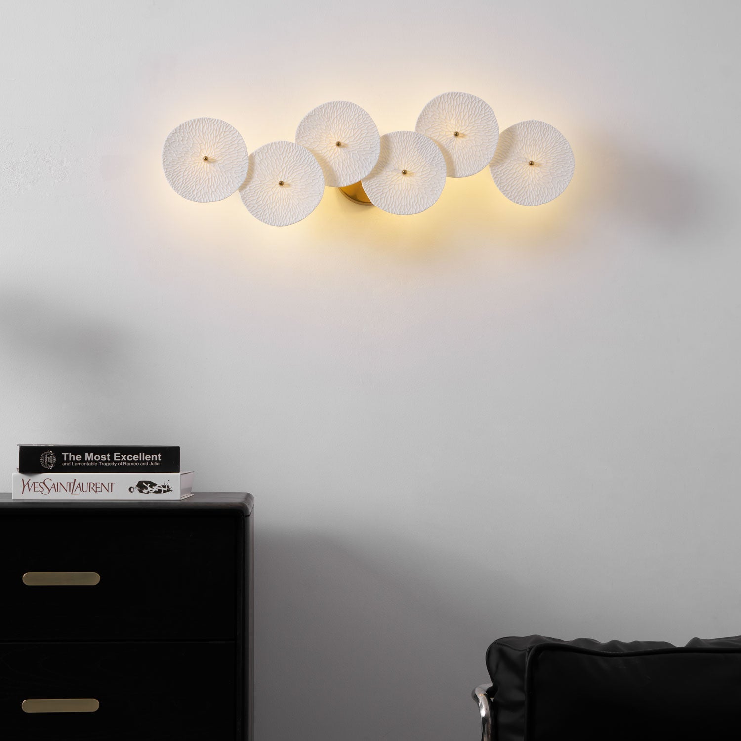 Keramische Lotusbloem Wandlamp met Gouden Armatuur – Cascade Lichteffect voor Stijlvolle Verlichting | Sansoti