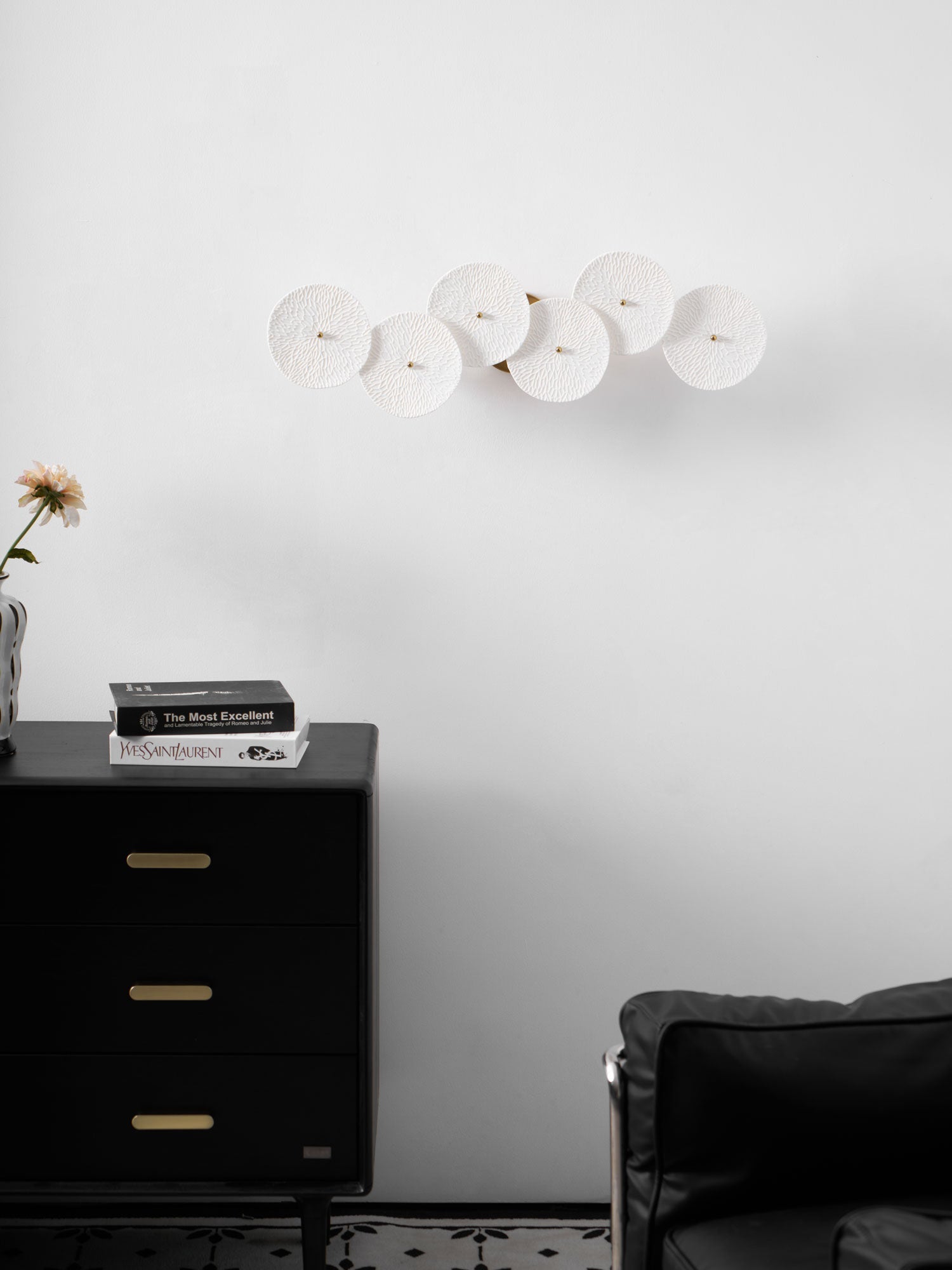 Keramische Lotusbloem Wandlamp met Gouden Armatuur – Cascade Lichteffect voor Stijlvolle Verlichting | Sansoti