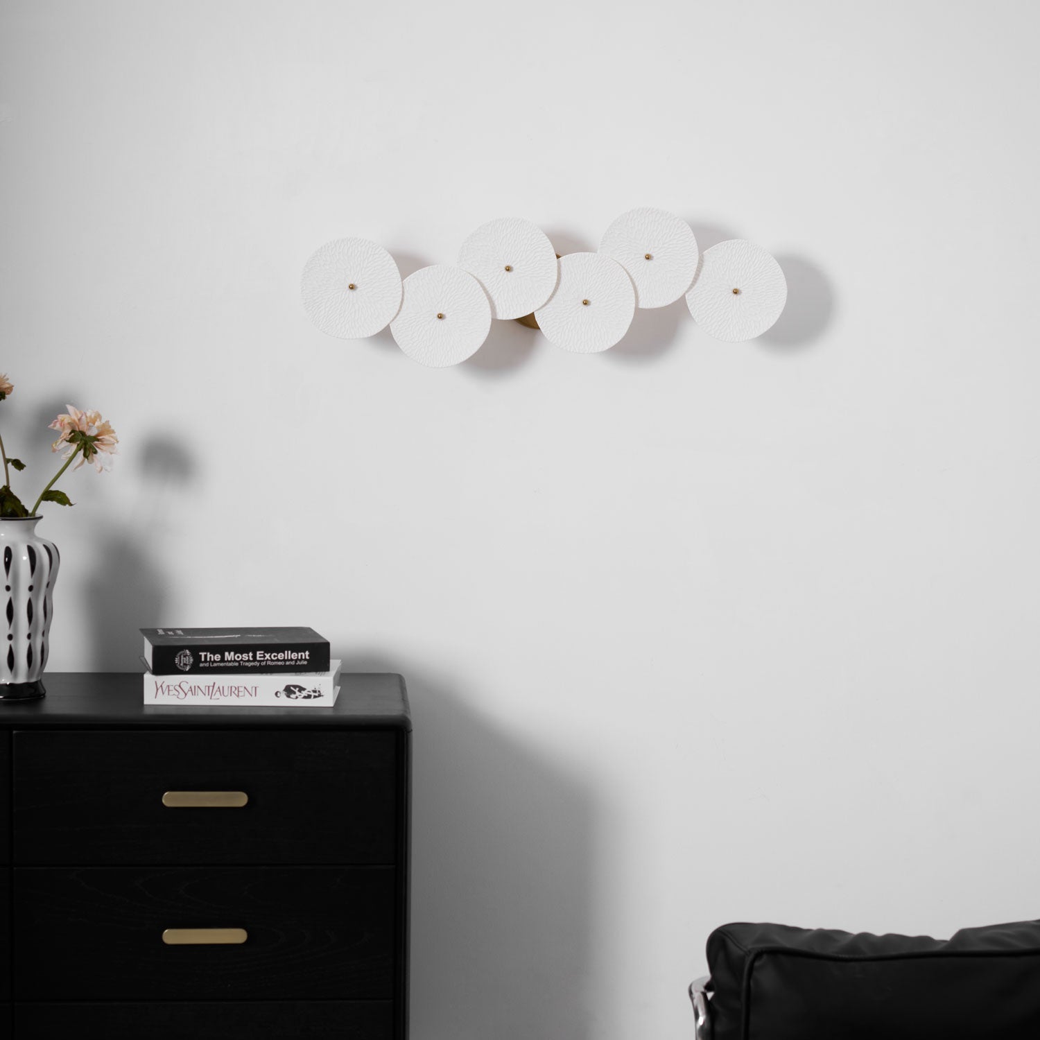Keramische Lotusbloem Wandlamp met Gouden Armatuur – Cascade Lichteffect voor Stijlvolle Verlichting | Sansoti