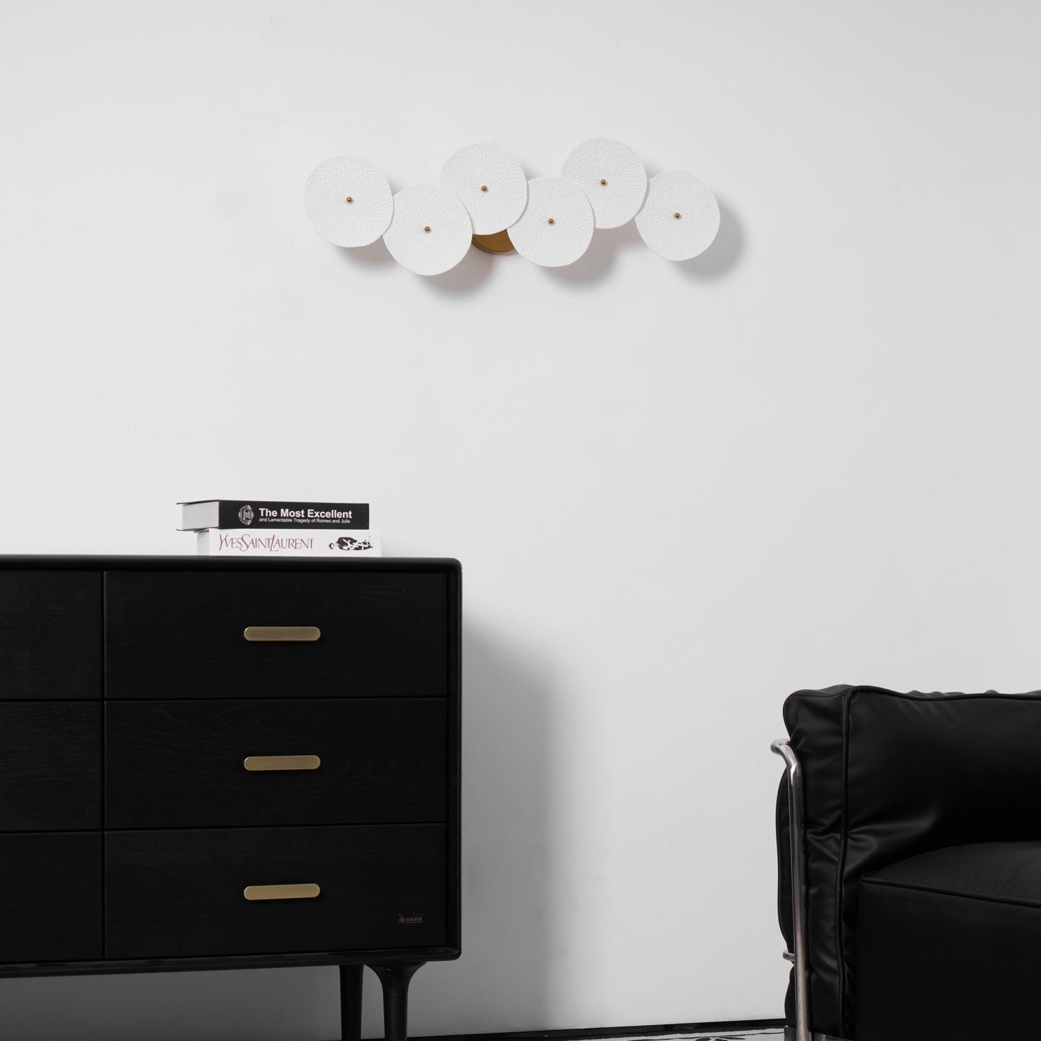 Keramische Lotusbloem Wandlamp met Gouden Armatuur – Cascade Lichteffect voor Stijlvolle Verlichting | Sansoti