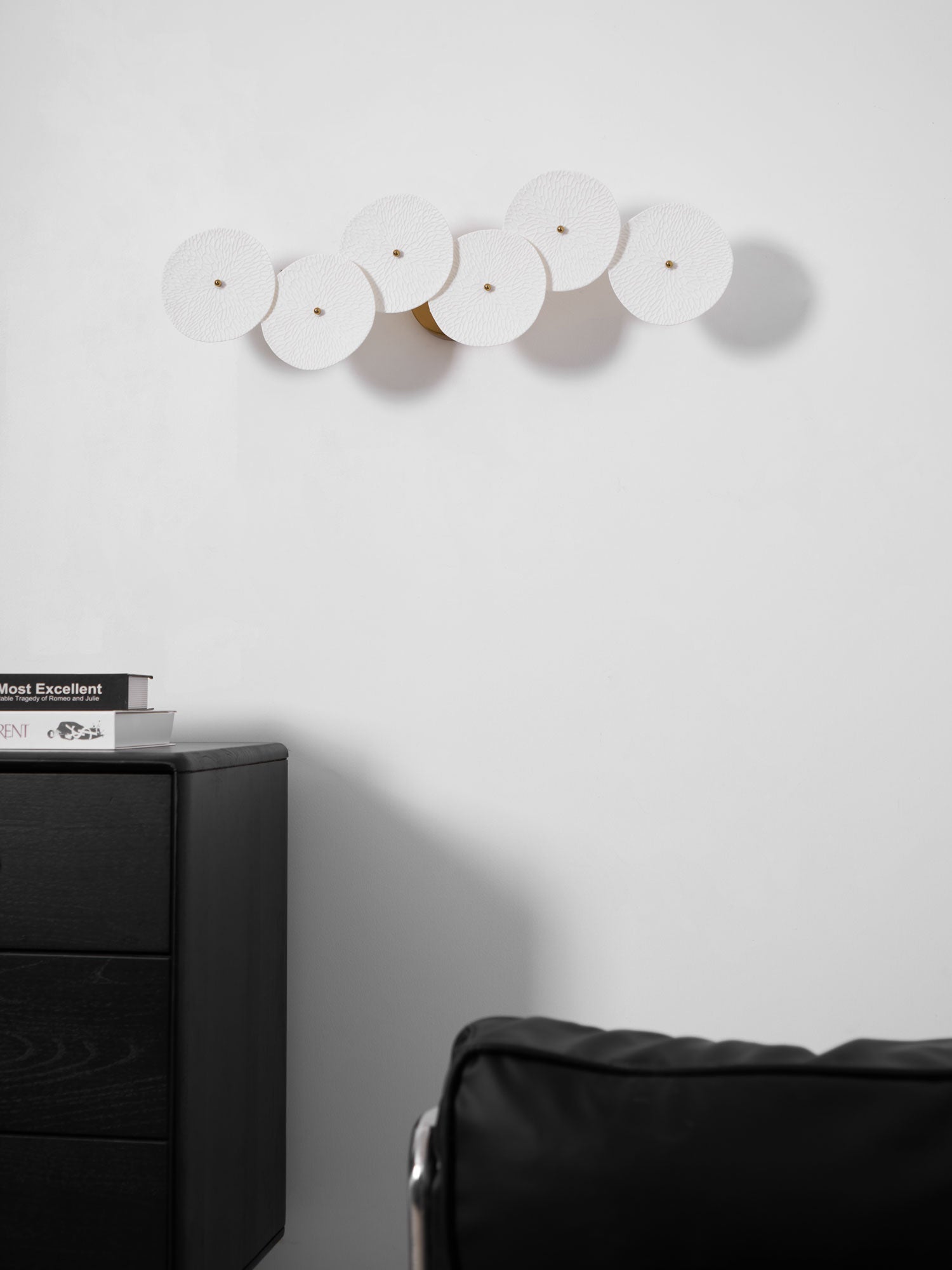 Keramische Lotusbloem Wandlamp met Gouden Armatuur – Cascade Lichteffect voor Stijlvolle Verlichting | Sansoti