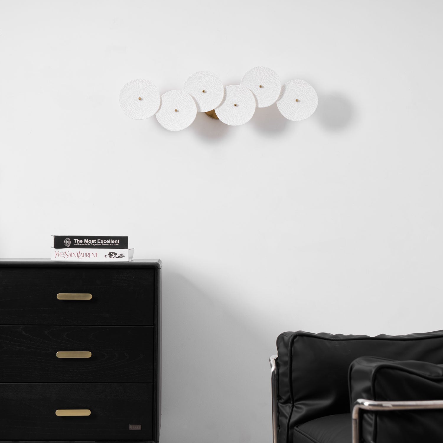 Keramische Lotusbloem Wandlamp met Gouden Armatuur – Cascade Lichteffect voor Stijlvolle Verlichting | Sansoti