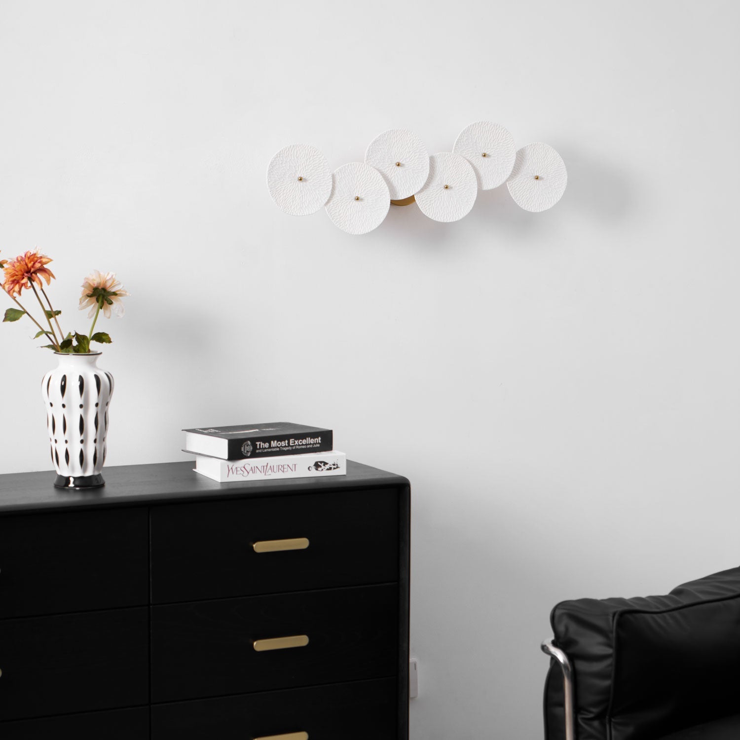 Keramische Lotusbloem Wandlamp met Gouden Armatuur – Cascade Lichteffect voor Stijlvolle Verlichting | Sansoti