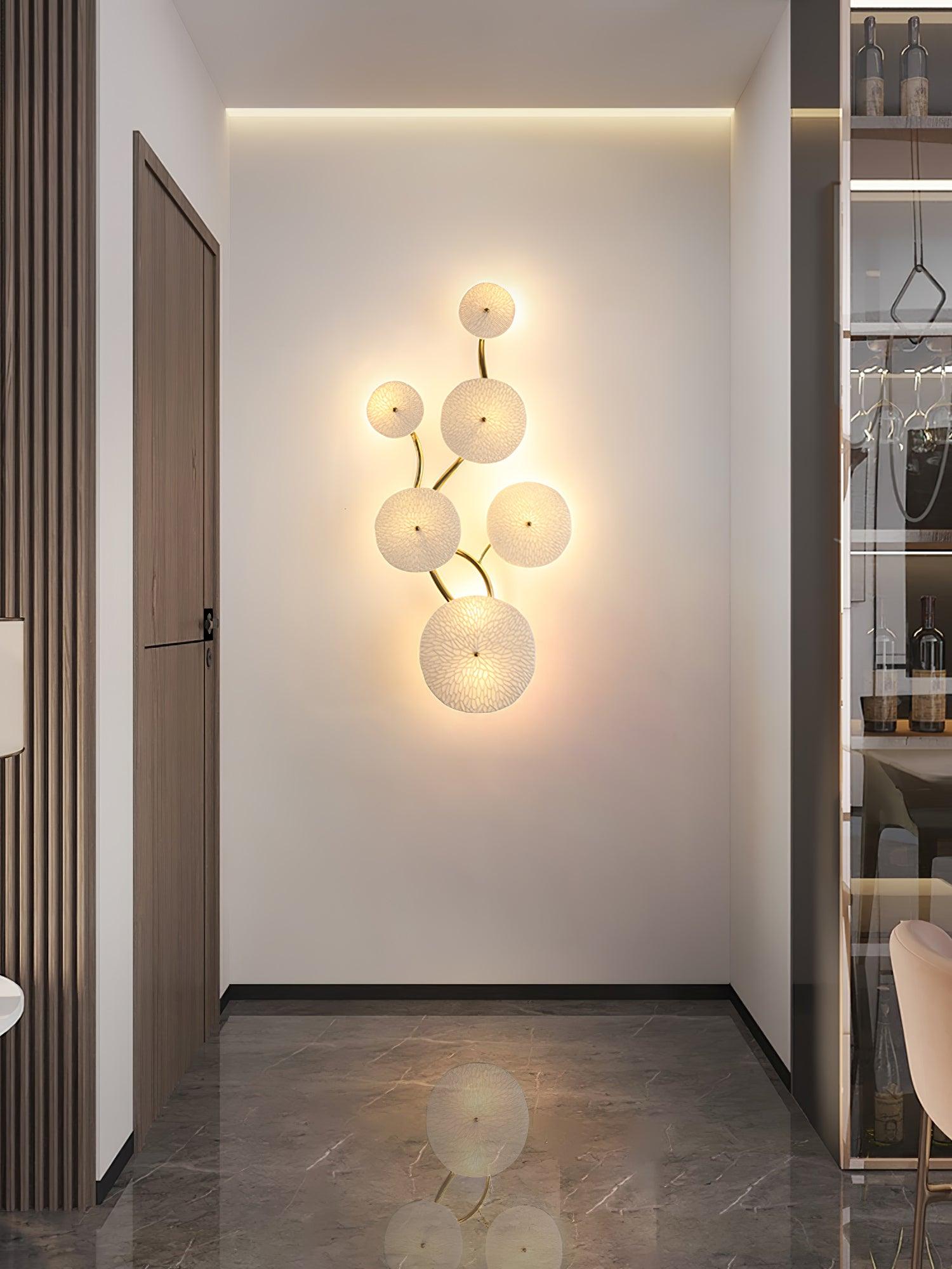 Keramische Lotusbloem Wandlamp met Gouden Armatuur – Cascade Lichteffect voor Stijlvolle Verlichting | Sansoti