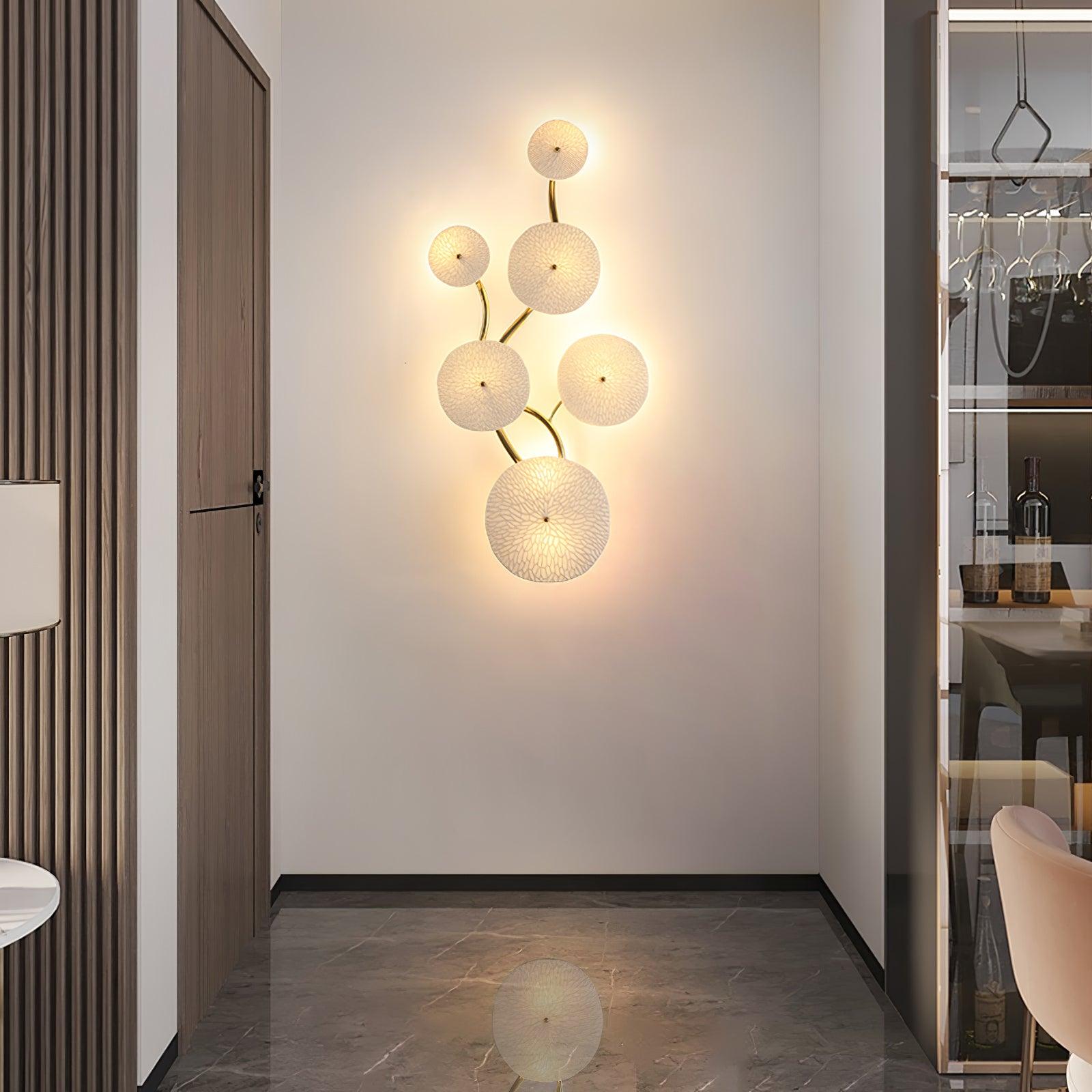 Keramische Lotusbloem Wandlamp met Gouden Armatuur – Cascade Lichteffect voor Stijlvolle Verlichting | Sansoti