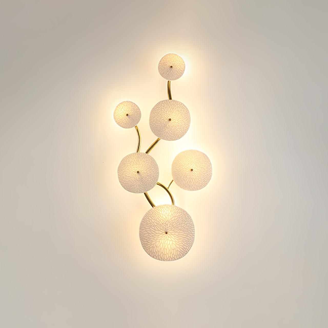 Keramische Lotusbloem Wandlamp met Gouden Armatuur – Cascade Lichteffect voor Stijlvolle Verlichting | Sansoti