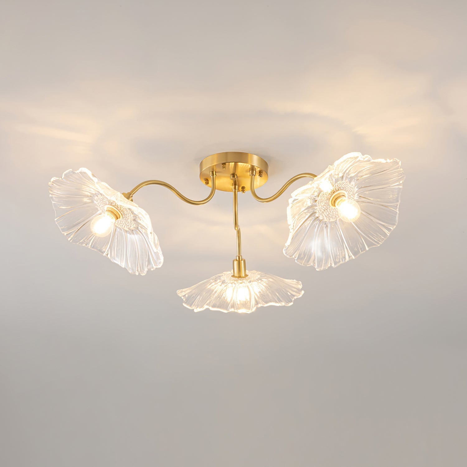 Glazen Plafondlamp met Bladmotief – 3, 5 of 6 Lichtpunten – Gouden Armatuur met Helder of Roze Matglas | Sansoti