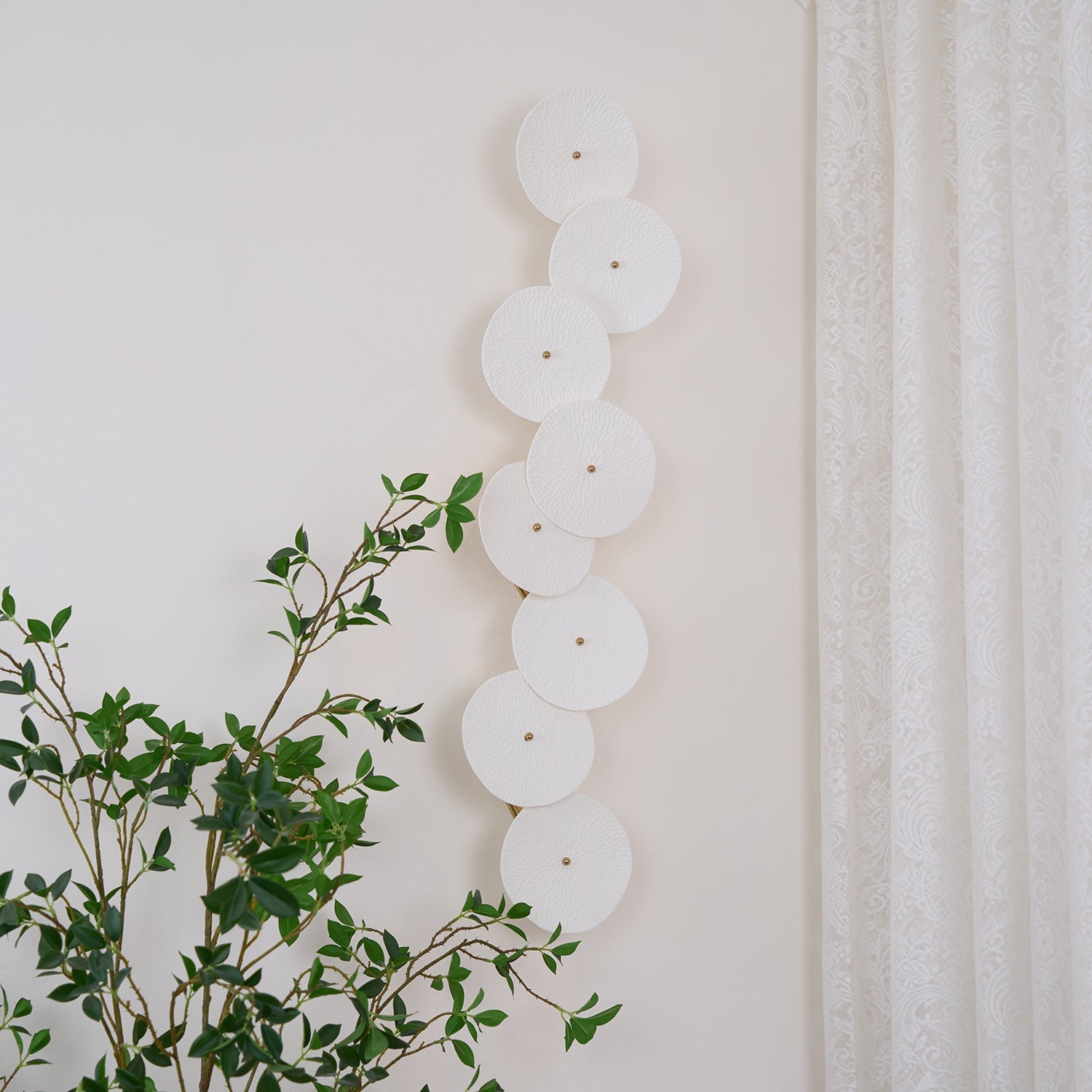 Keramische Lotusbloem Wandlamp met Gouden Armatuur – Cascade Lichteffect voor Stijlvolle Verlichting | Sansoti