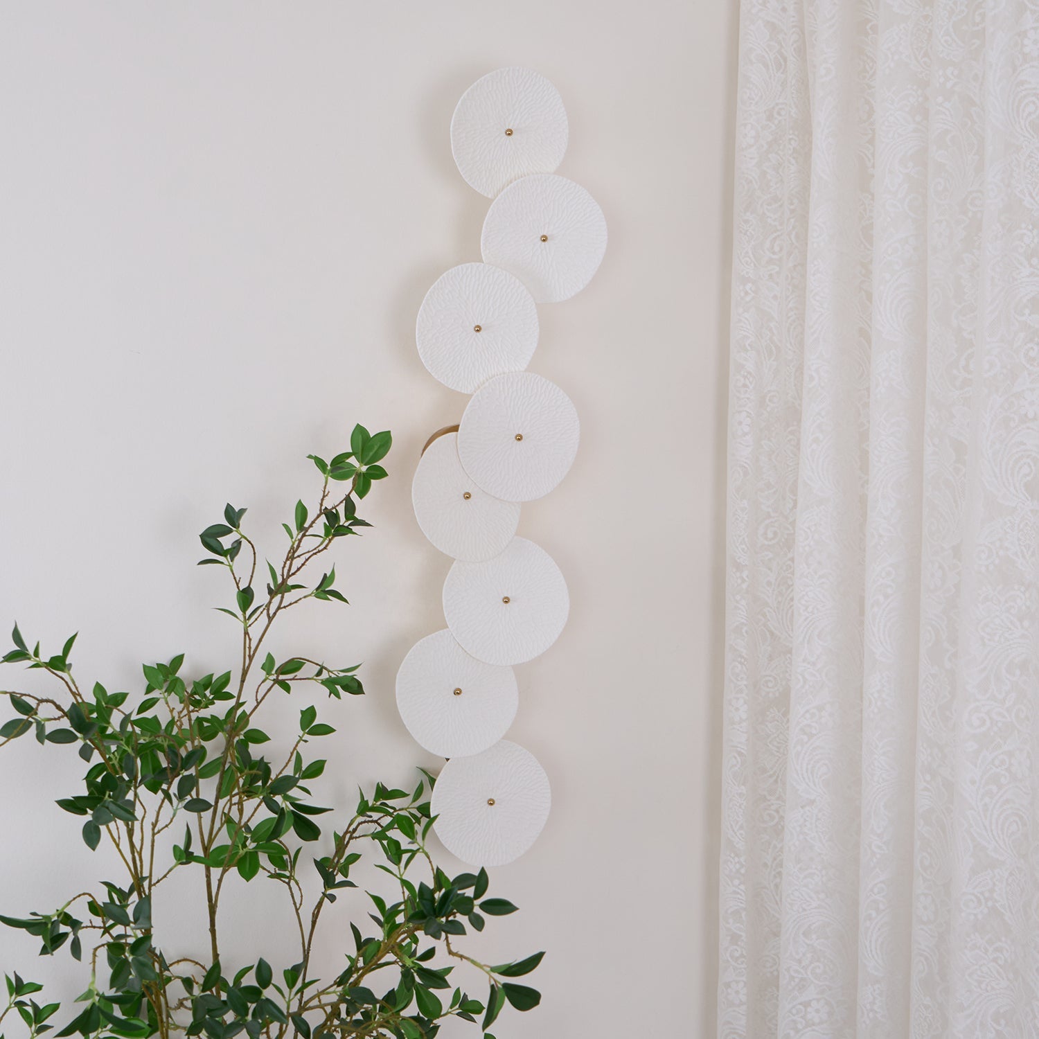 Keramische Lotusbloem Wandlamp met Gouden Armatuur – Cascade Lichteffect voor Stijlvolle Verlichting | Sansoti
