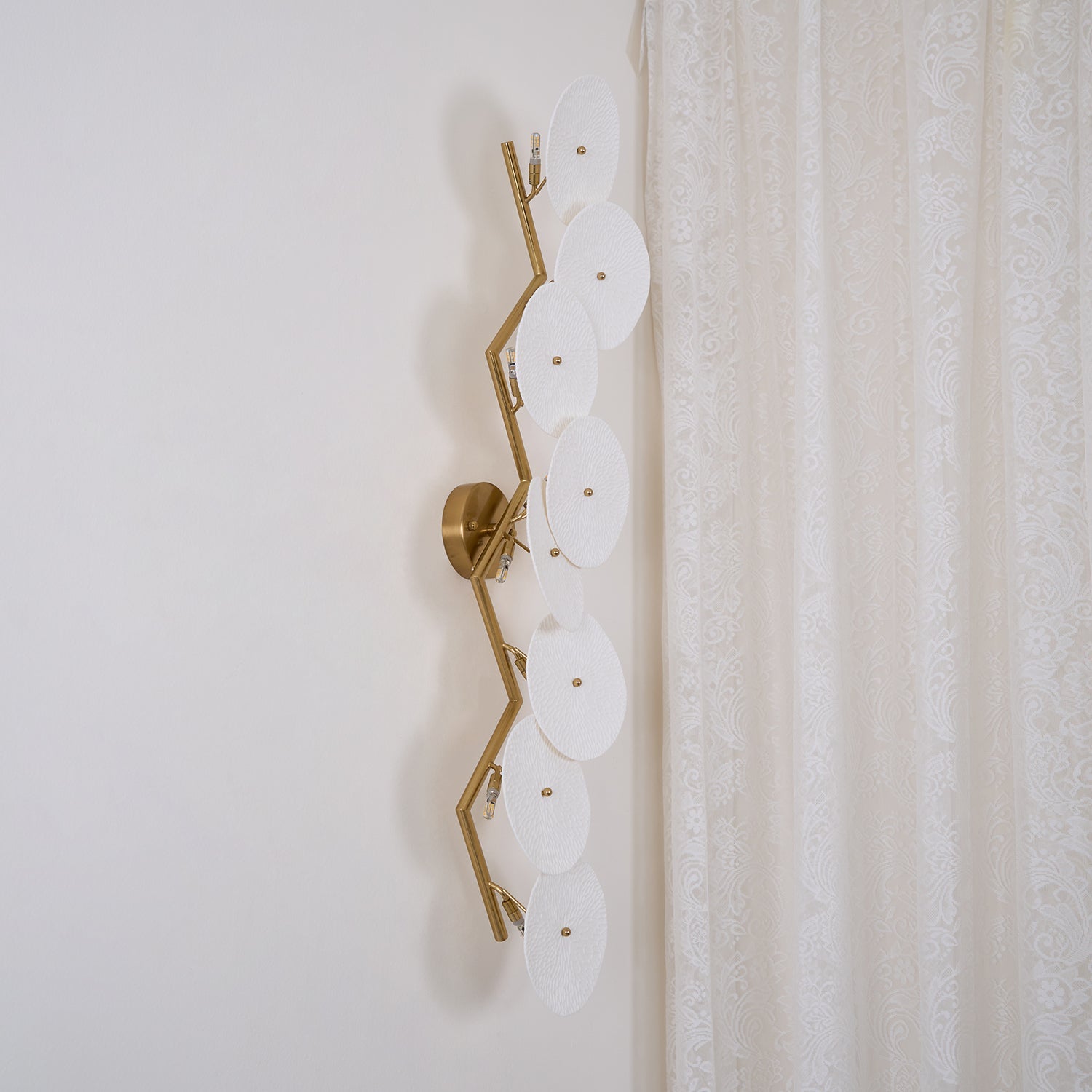 Keramische Lotusbloem Wandlamp met Gouden Armatuur – Cascade Lichteffect voor Stijlvolle Verlichting | Sansoti