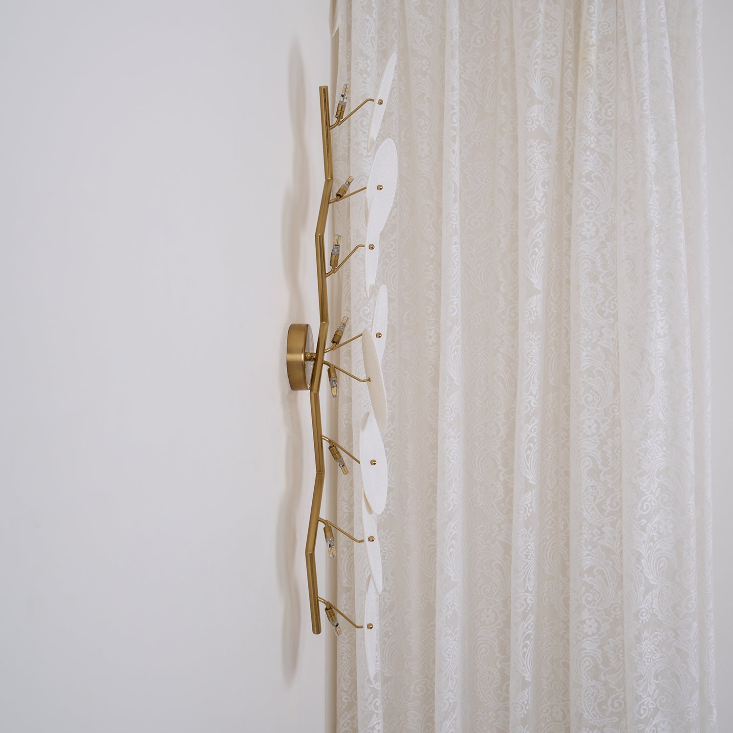 Keramische Lotusbloem Wandlamp met Gouden Armatuur – Cascade Lichteffect voor Stijlvolle Verlichting | Sansoti