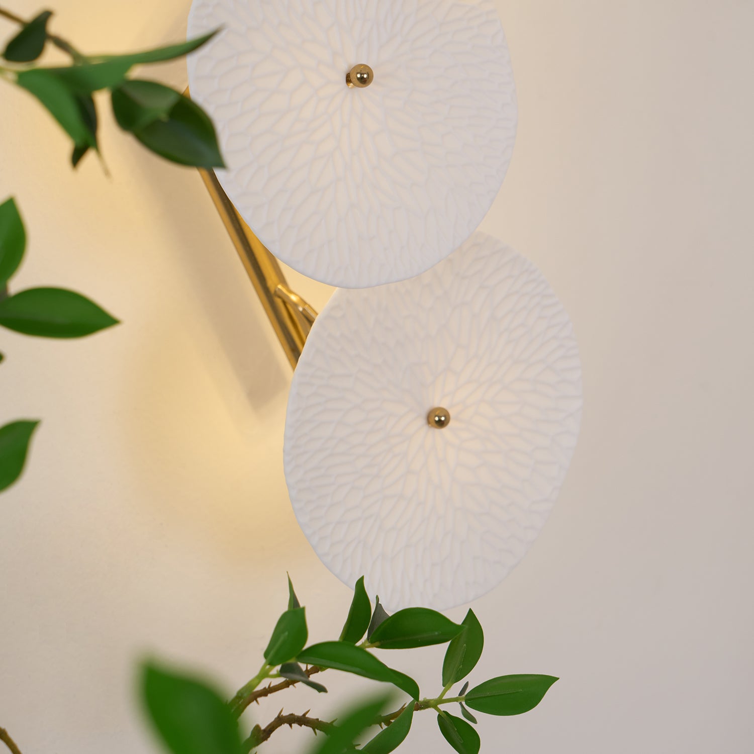 Keramische Lotusbloem Wandlamp met Gouden Armatuur – Cascade Lichteffect voor Stijlvolle Verlichting | Sansoti