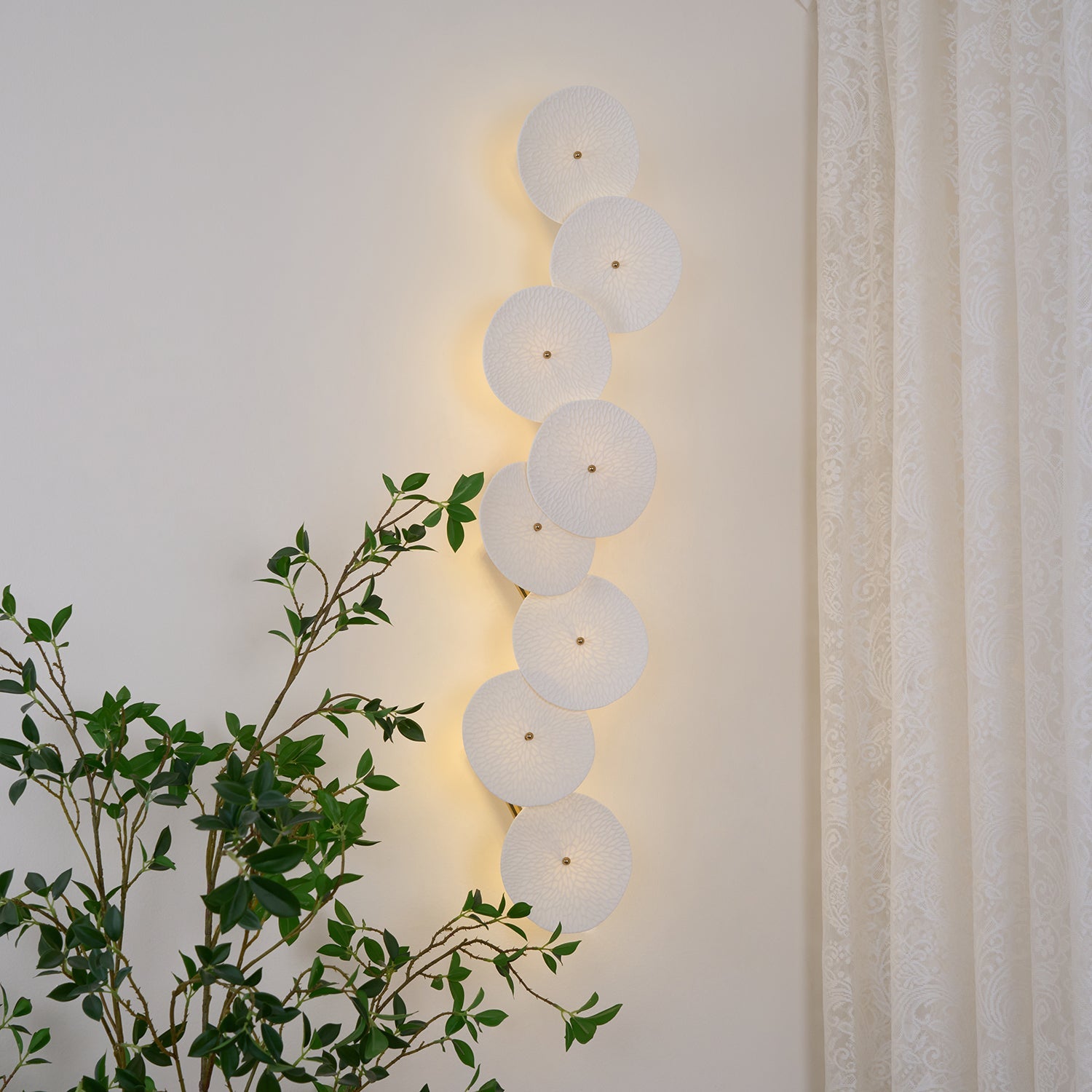 Keramische Lotusbloem Wandlamp met Gouden Armatuur – Cascade Lichteffect voor Stijlvolle Verlichting | Sansoti