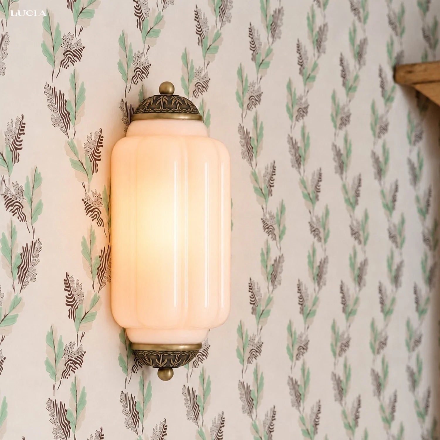 Vintage Wandlamp met Melkglazen Kap en Antieke Afwerking voor Sfeervolle Verlichting | Sansoti