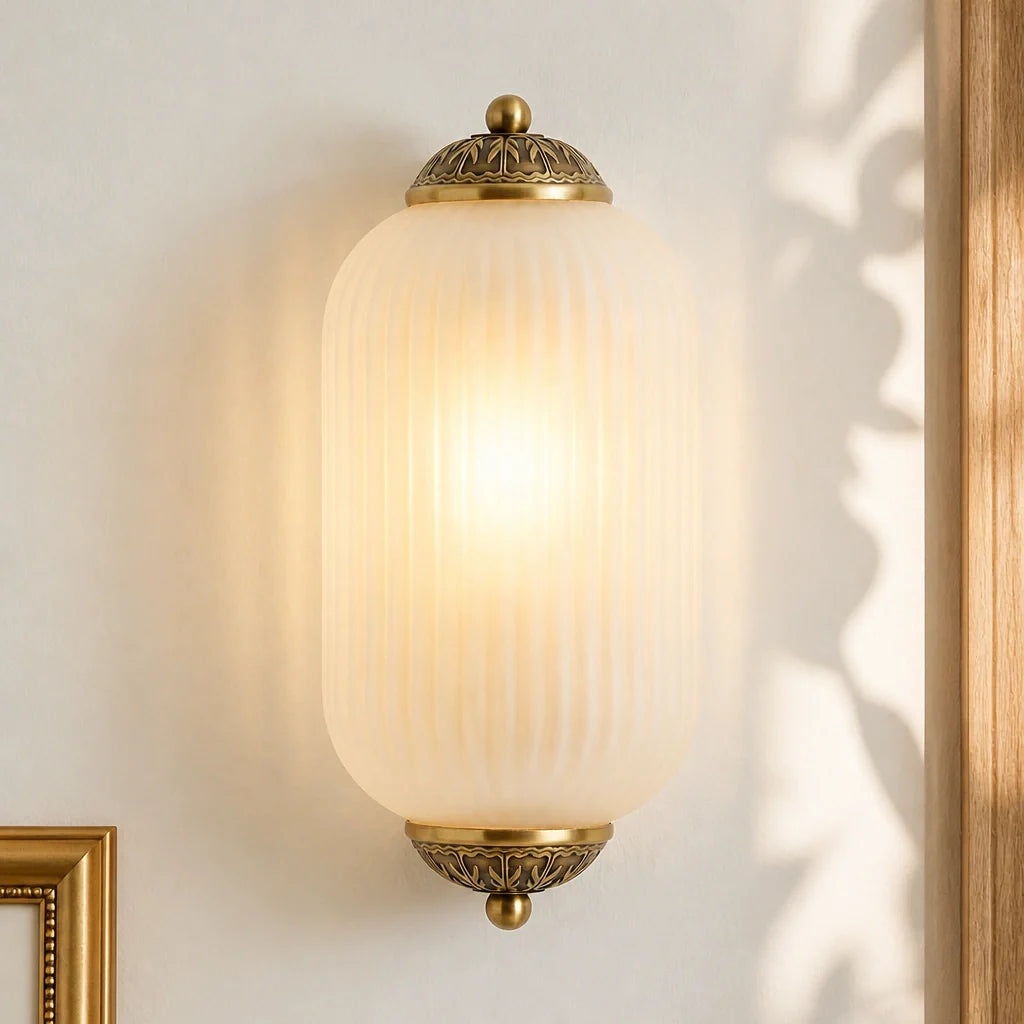 Vintage Wandlamp met Melkglazen Kap en Antieke Afwerking voor Sfeervolle Verlichting | Sansoti