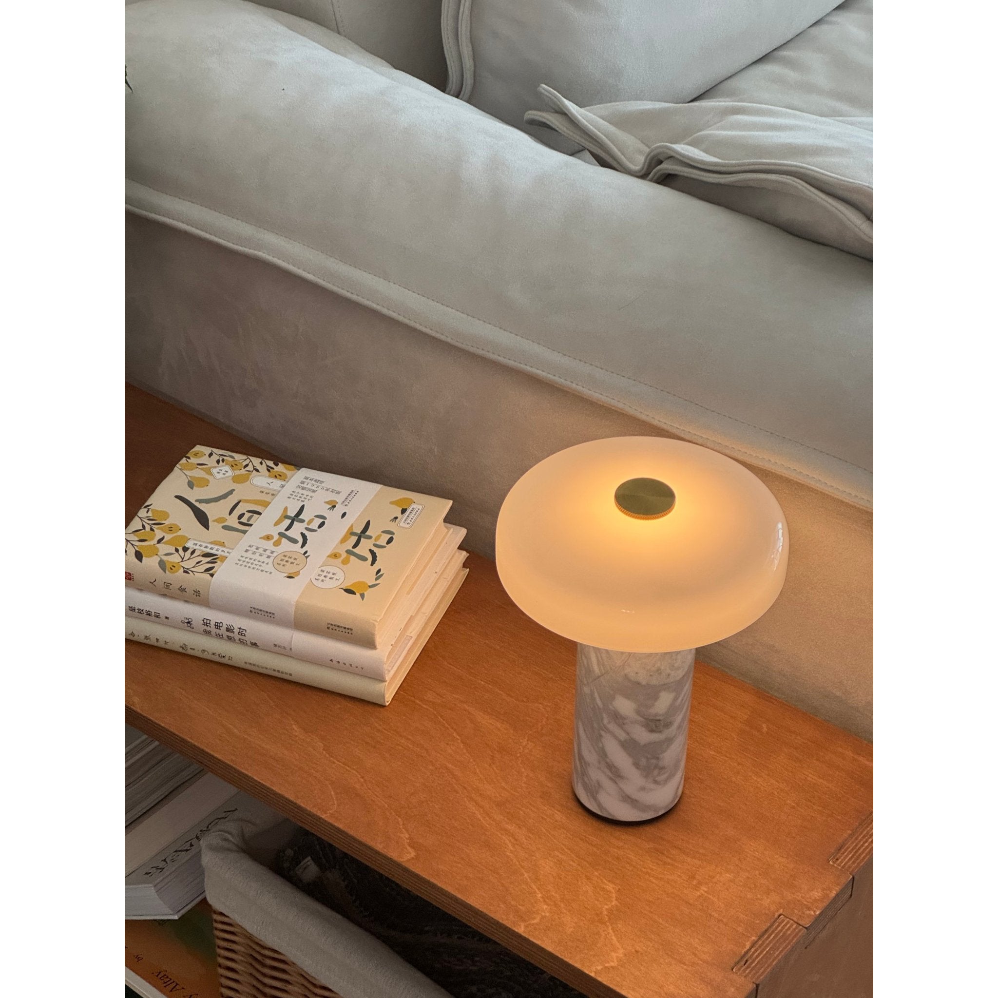 Marmeren Tafellamp met Oplaadbare Batterij – Opaline Glazen Bol & Espresso Marmeren Voet – Touch Dimbaar | Sansoti